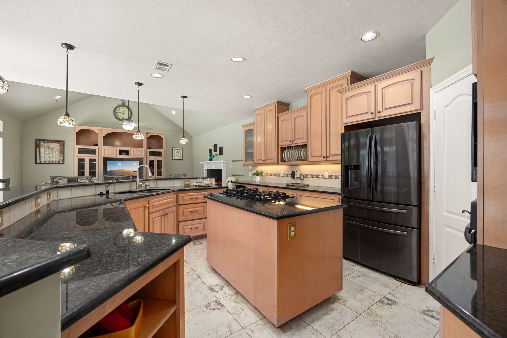 11956 White Oak Crossing, Conroe, TX 77385 Refrigerator stays if desired