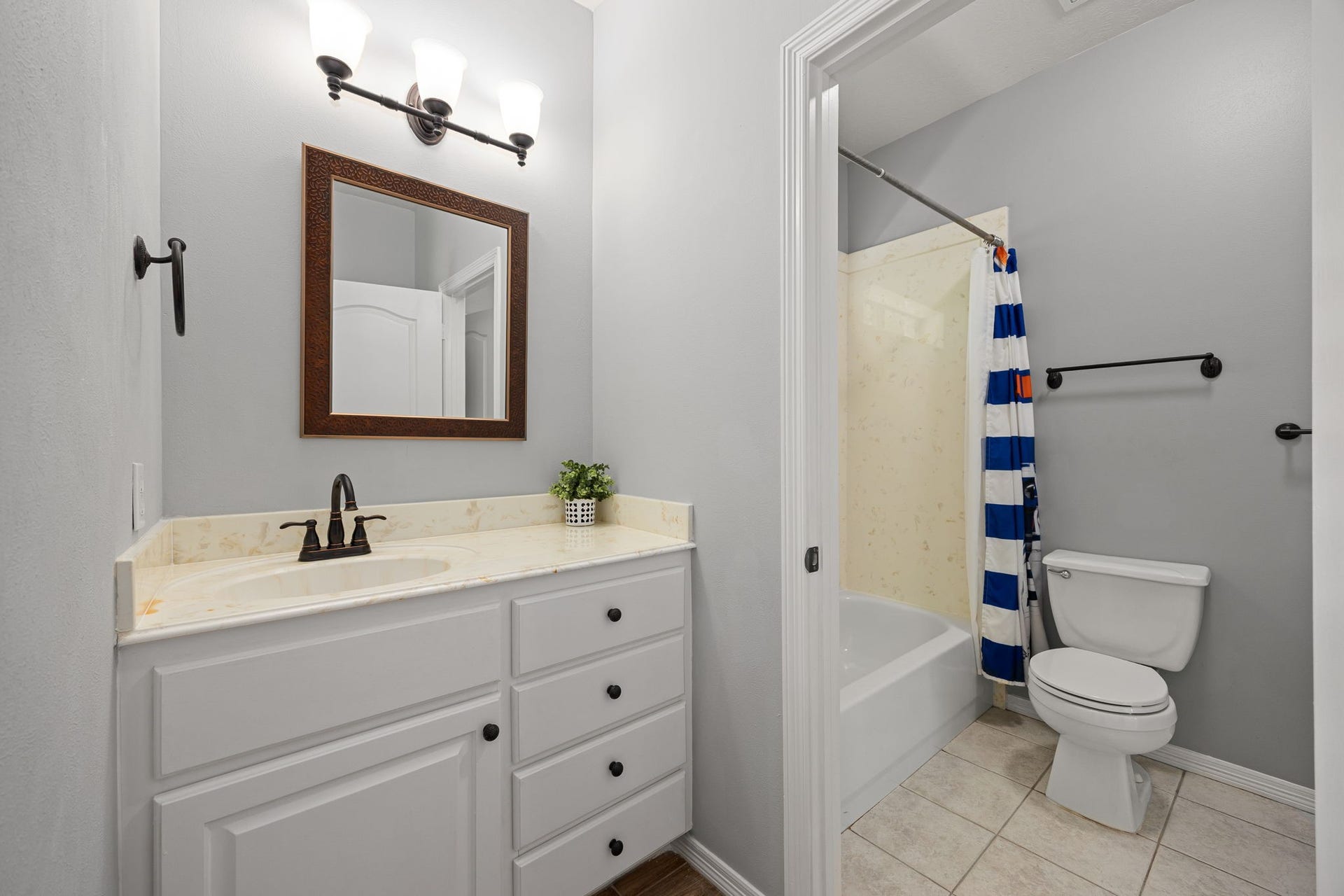 11956 White Oak Crossing, Conroe, TX 77385 Vanity area with convenient access from bedroom 2.