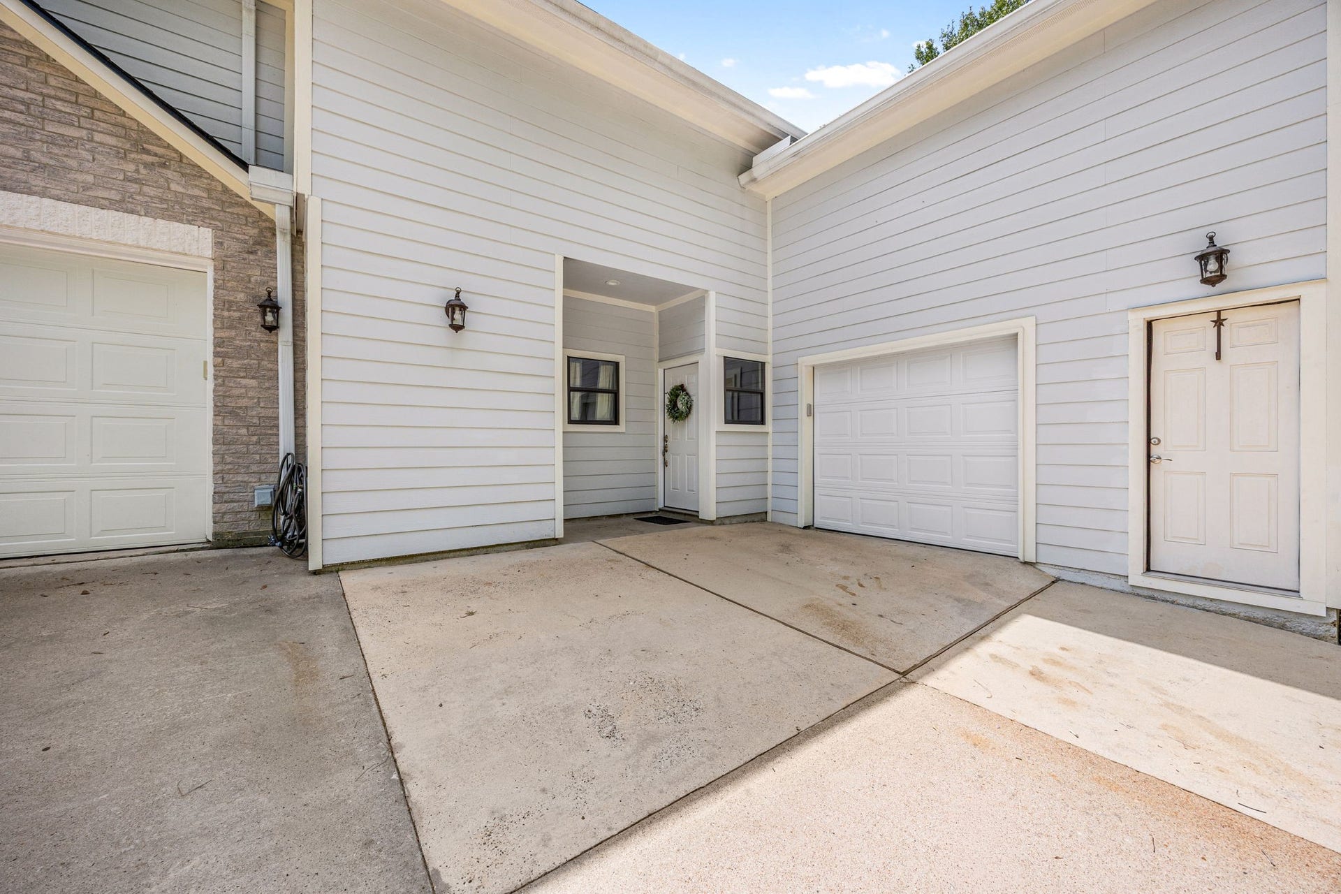 11956 White Oak Crossing, Conroe, TX 77385 Guest house features a private entrance and a dedicated one-car garage.