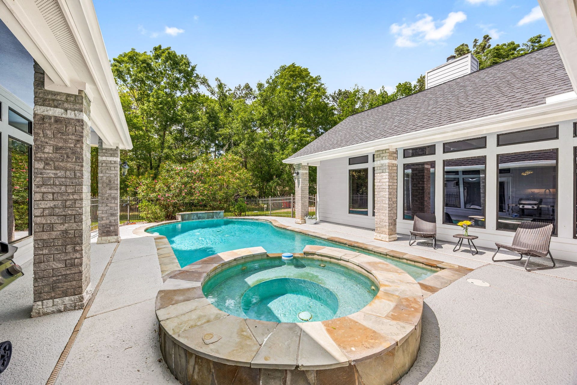 11956 White Oak Crossing, Conroe, TX 77385 Salt water pool and hot tub