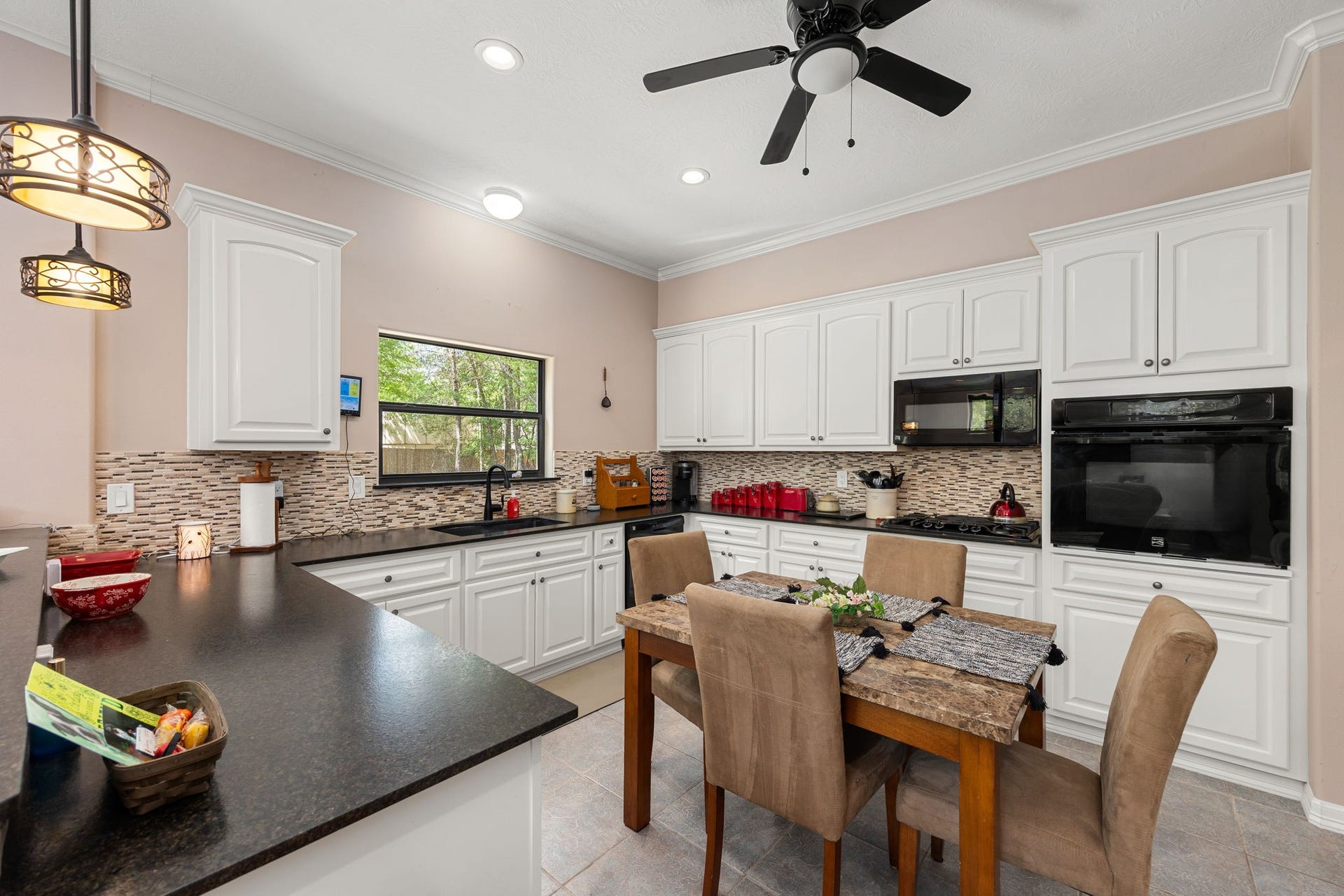 11956 White Oak Crossing, Conroe, TX 77385 Spacious open-concept kitchen with full sized appliances.