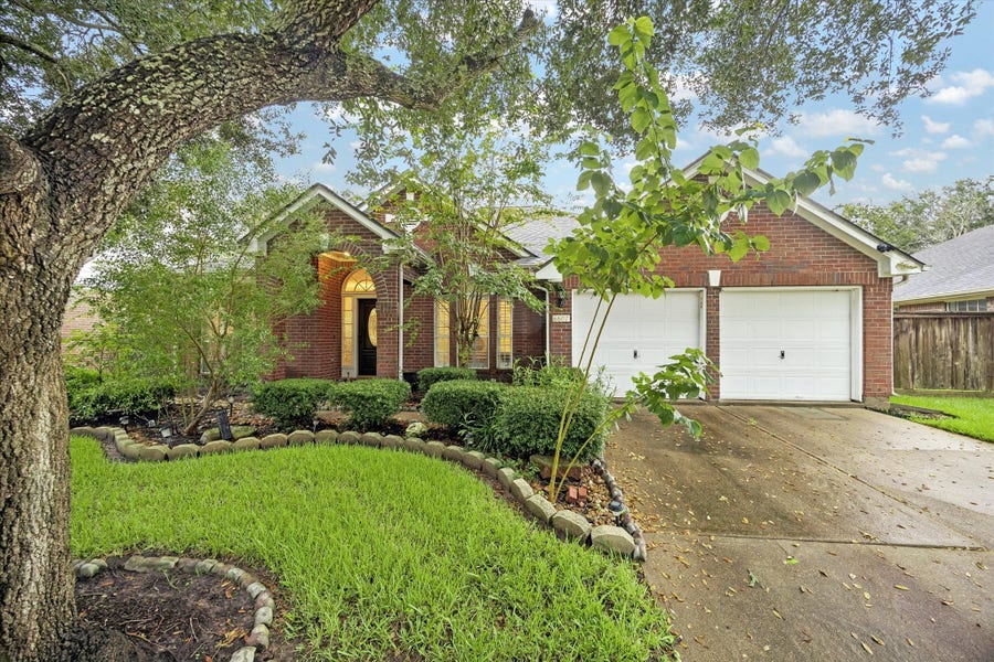 Property photo for 6607 Springcrest Drive, Sugar Land, TX