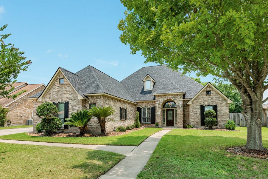 Property photo for 607 Walnut Street, Lake Jackson, TX