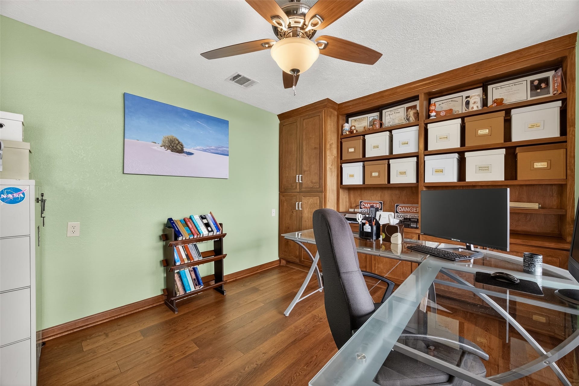 1623 Lake Arbor Drive, El Lago, TX 77586 THE OFFICE WITH ITS LARGE WALL OF BUILT-INS IS A GREAT SPOT TO WORK.