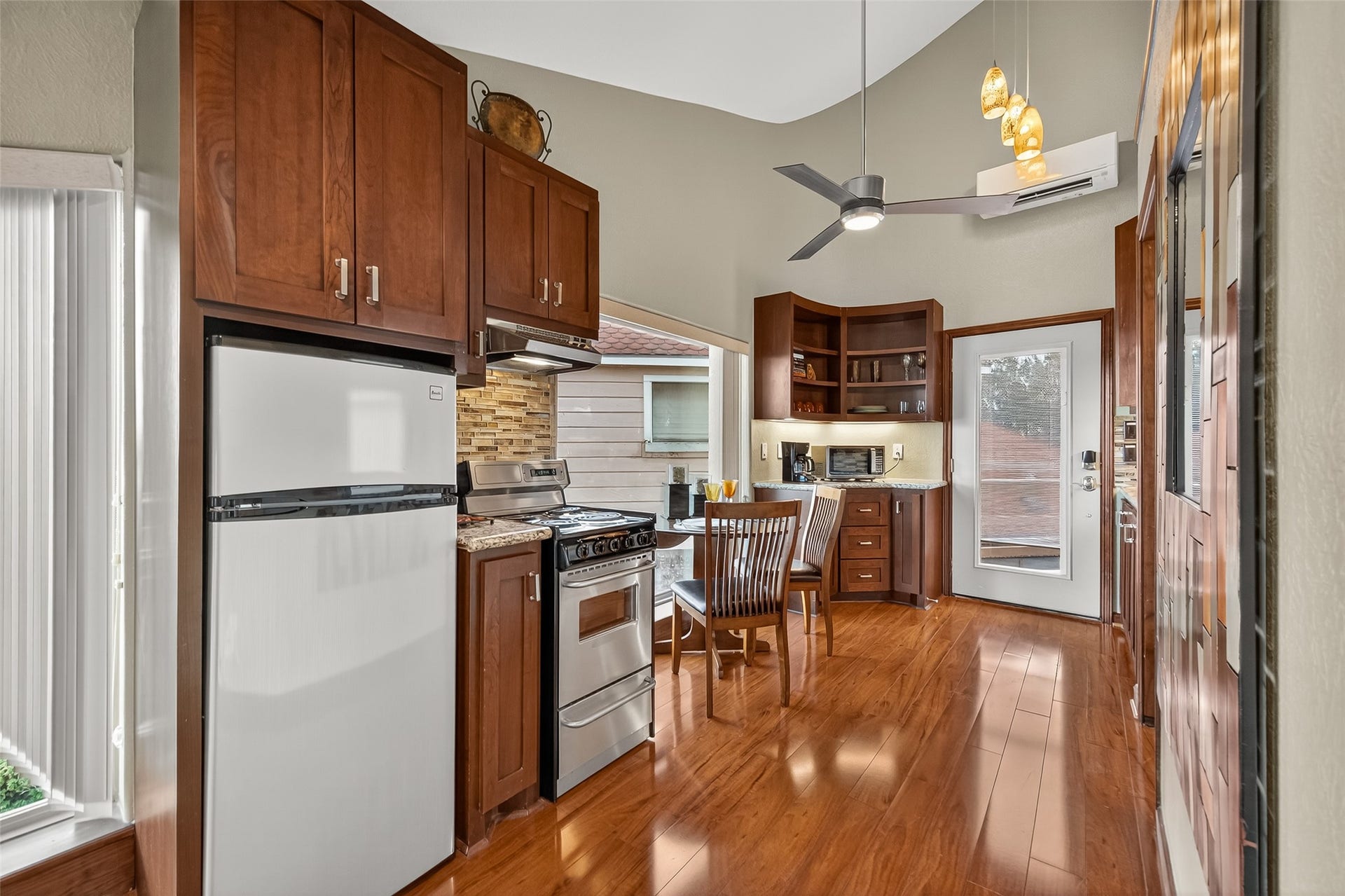 1623 Lake Arbor Drive, El Lago, TX 77586 THE SUITE ALSO OFFERS A KITCHENETTE.