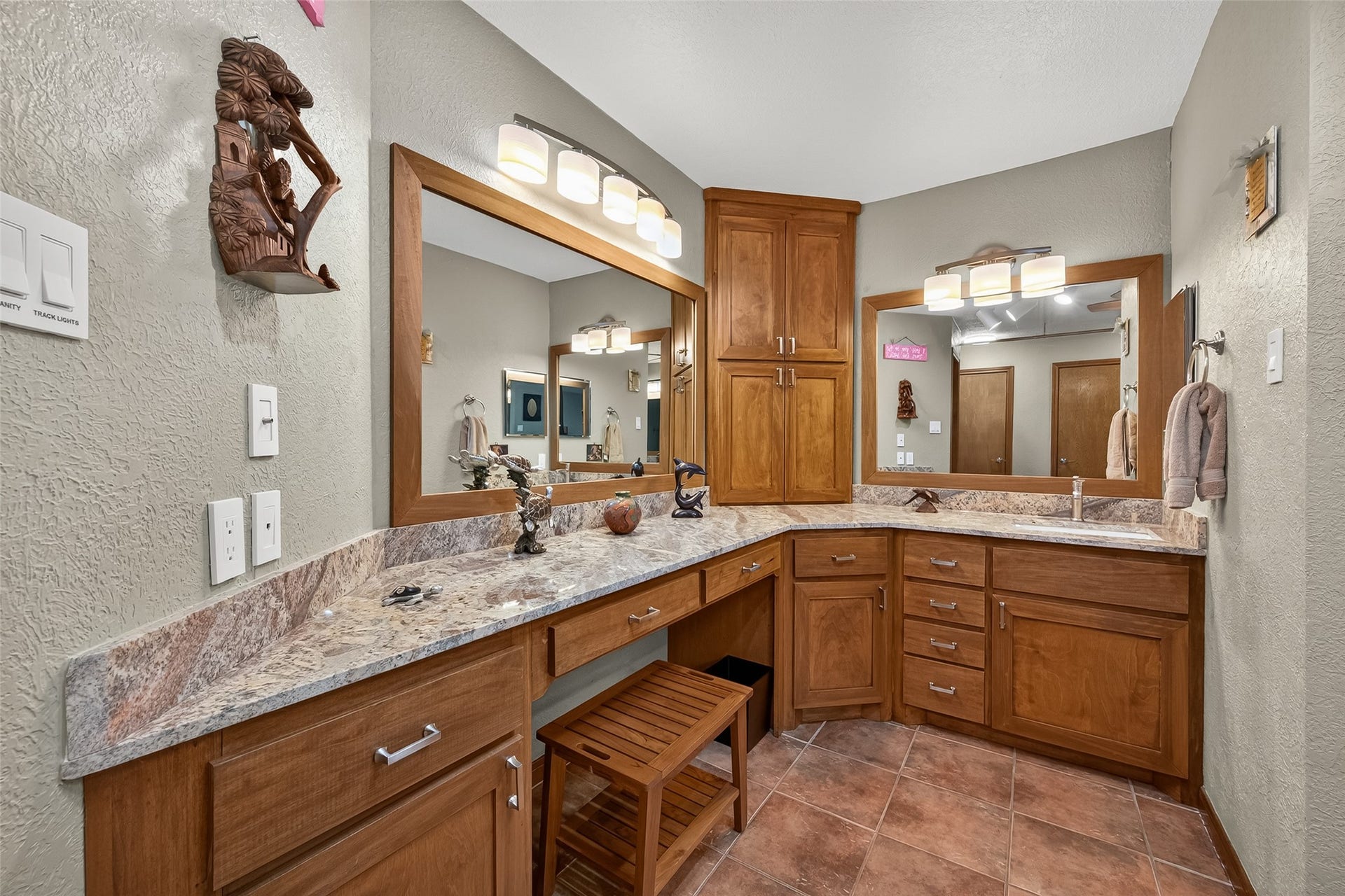 1623 Lake Arbor Drive, El Lago, TX 77586 PRIMARY BATH FEATURES A GARDEN TUB AND DOUBLE VANITIES.