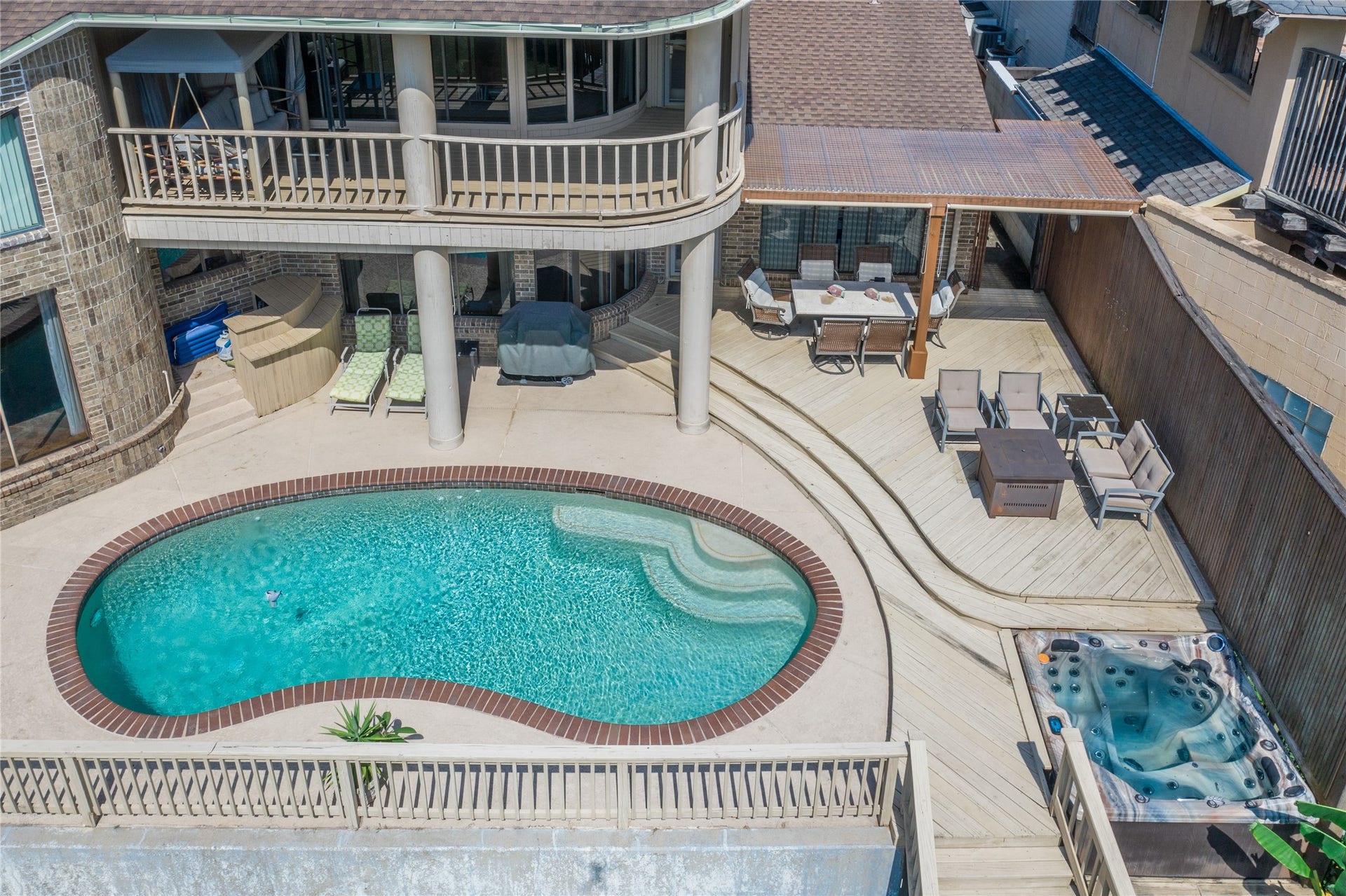 1623 Lake Arbor Drive, El Lago, TX 77586 THE AERIAL VIEW OF THE PATIO SHOWCASES THE OUTDOOR ENTERTAINING AREA.