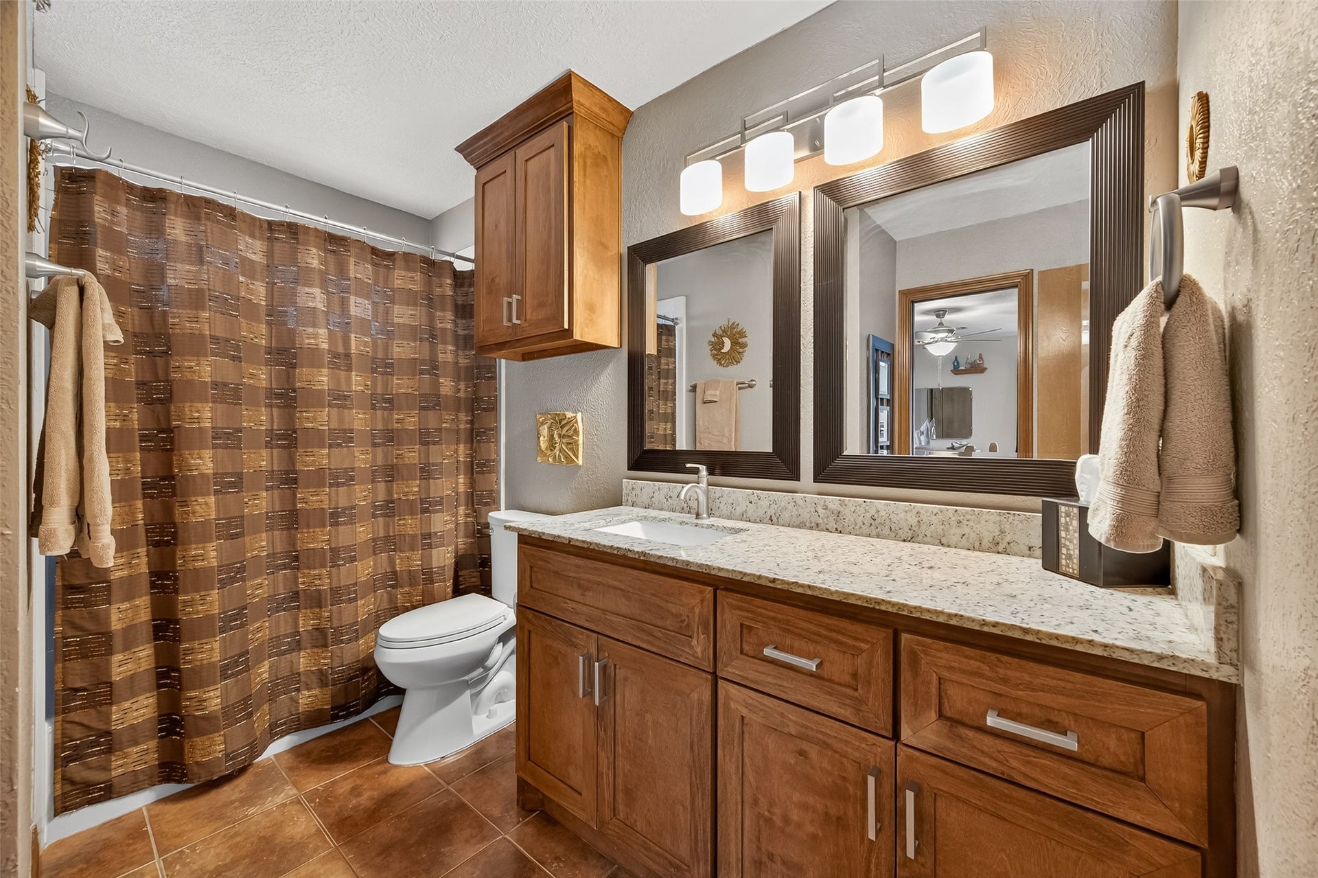 1623 Lake Arbor Drive, El Lago, TX 77586 FIRST FULL BATHROOM.