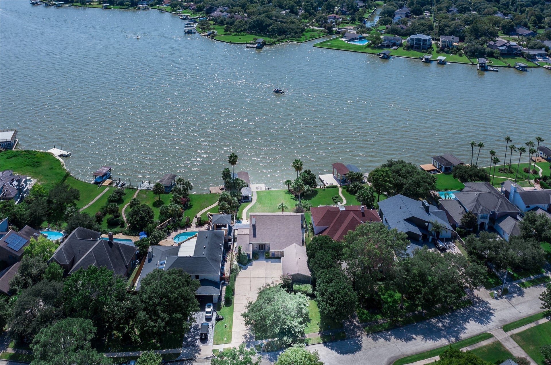 1623 Lake Arbor Drive, El Lago, TX 77586 RARE FULLY FURNISHED, AKEFRONT PROPERTY OFFERING SHORT AND LONG TERM AVAILABILITY!