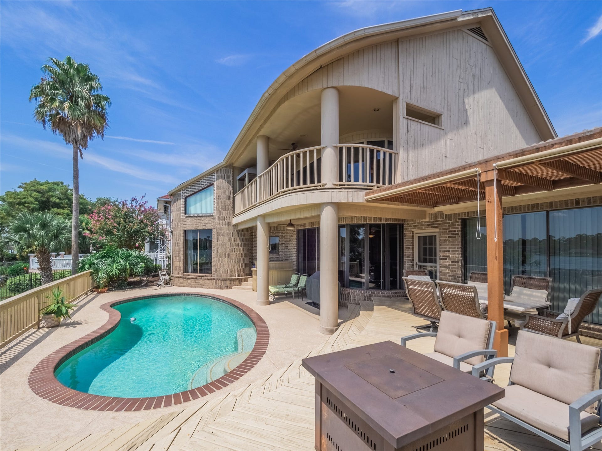 1623 Lake Arbor Drive, El Lago, TX 77586 EXPANSIVE PATIO AND POOL AREA HAS EVERYTHING YOU NEED TO ENTERTAIN.