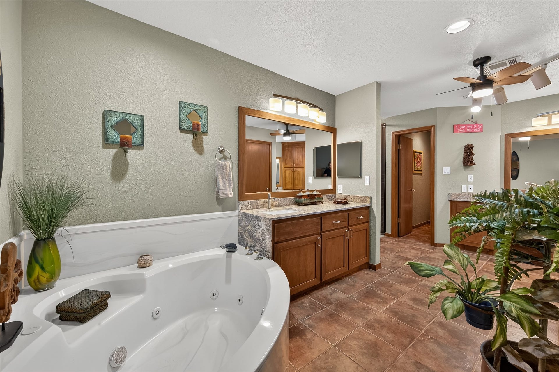 1623 Lake Arbor Drive, El Lago, TX 77586 ANOTHER ANGLE WITH THE GARDEN TUB AND SECOND VANITY.