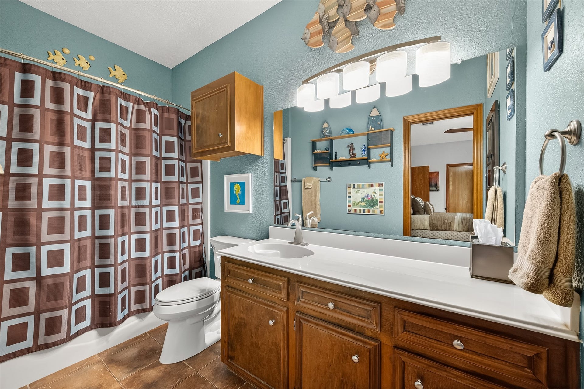 1623 Lake Arbor Drive, El Lago, TX 77586 SECOND FULL BATHROOM ON THE FIRST FLOOR.