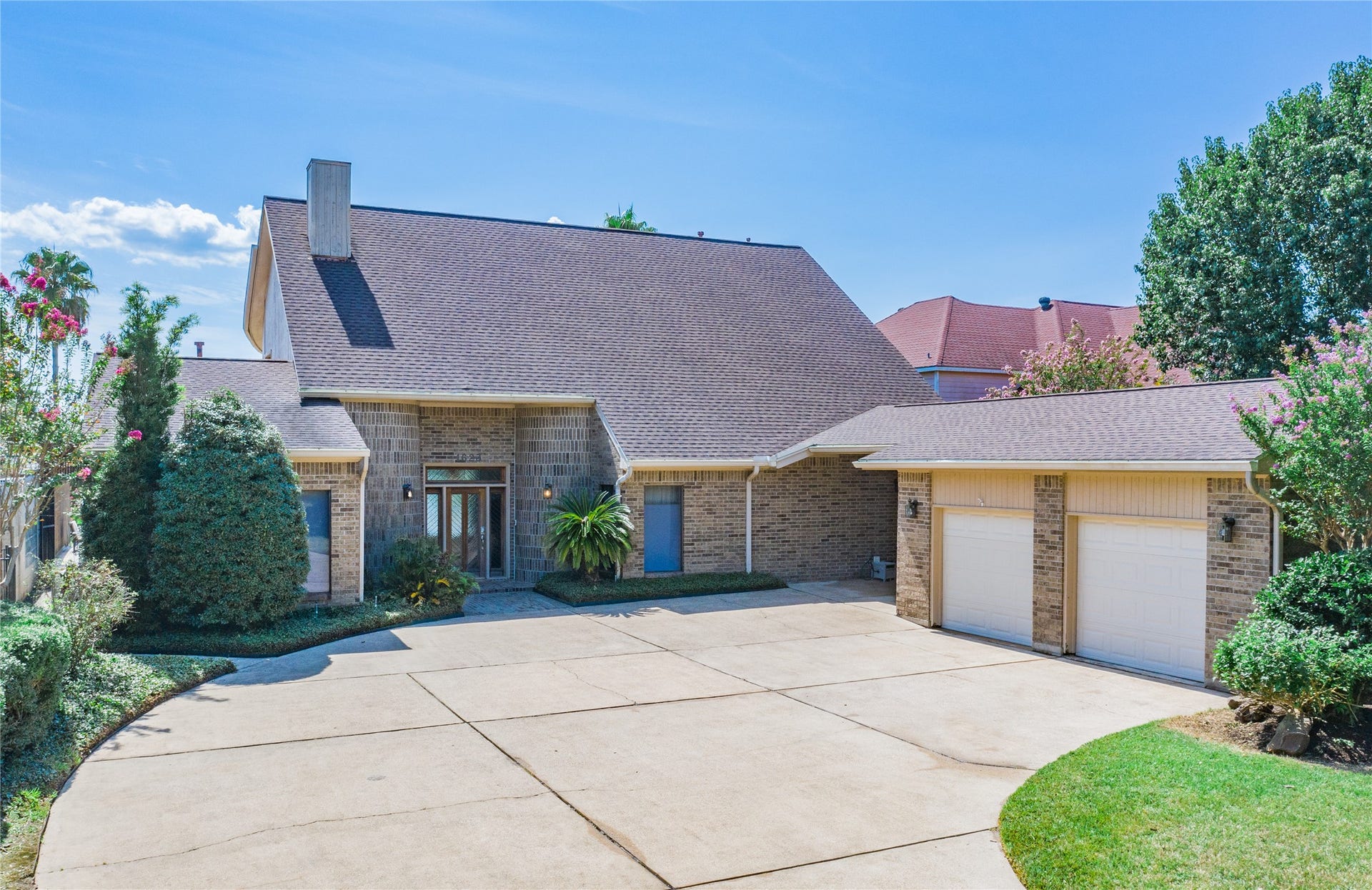 1623 Lake Arbor Drive, El Lago, TX 77586 FRONT ELEVATION WITH LARGE DRIVEWAY, 2 CAR GARAGE AND PORTE COCHERE.