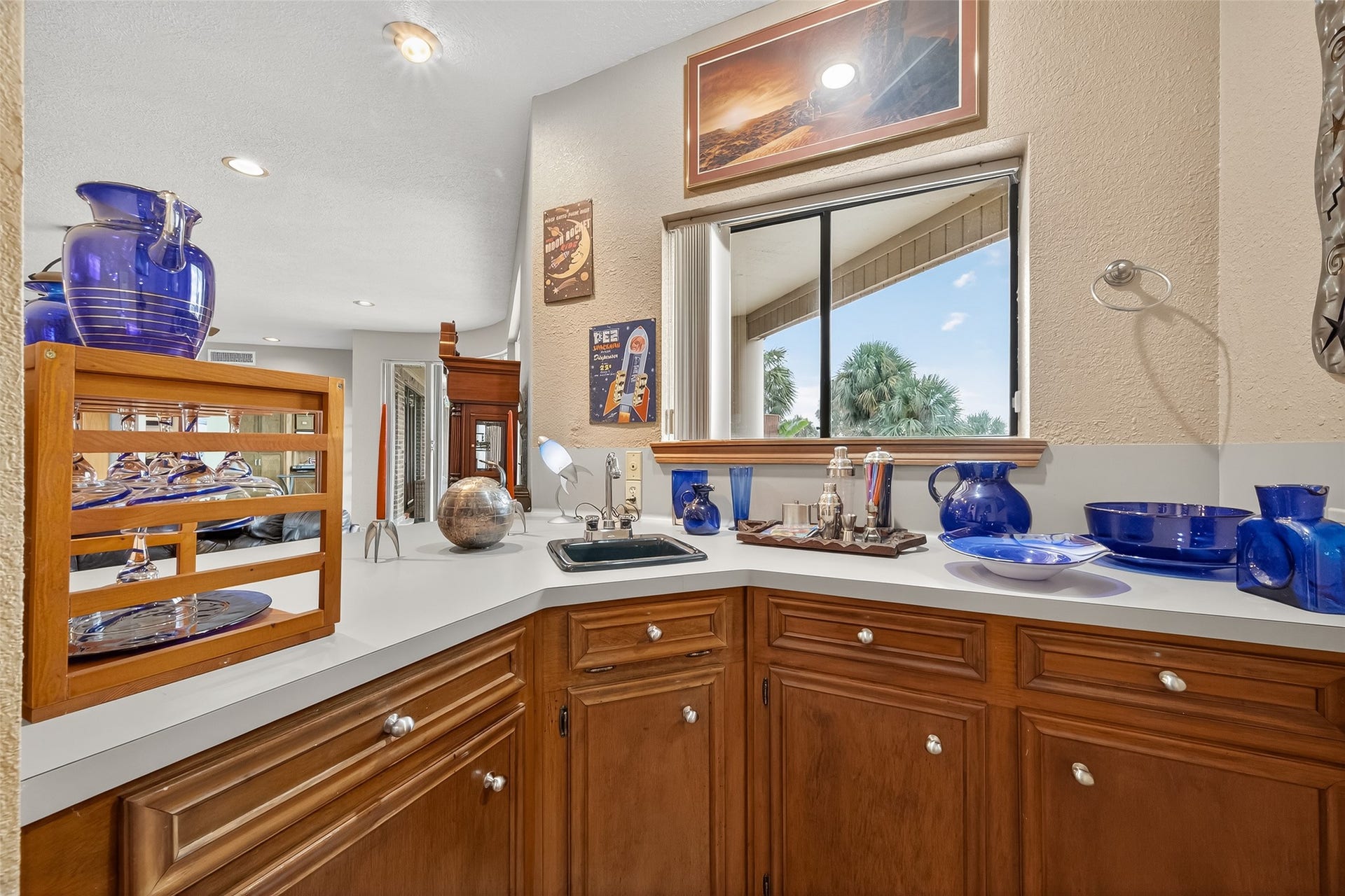 1623 Lake Arbor Drive, El Lago, TX 77586 LAKEVIEW WETBAR IS IDEAL FOR ENTERTAINING.