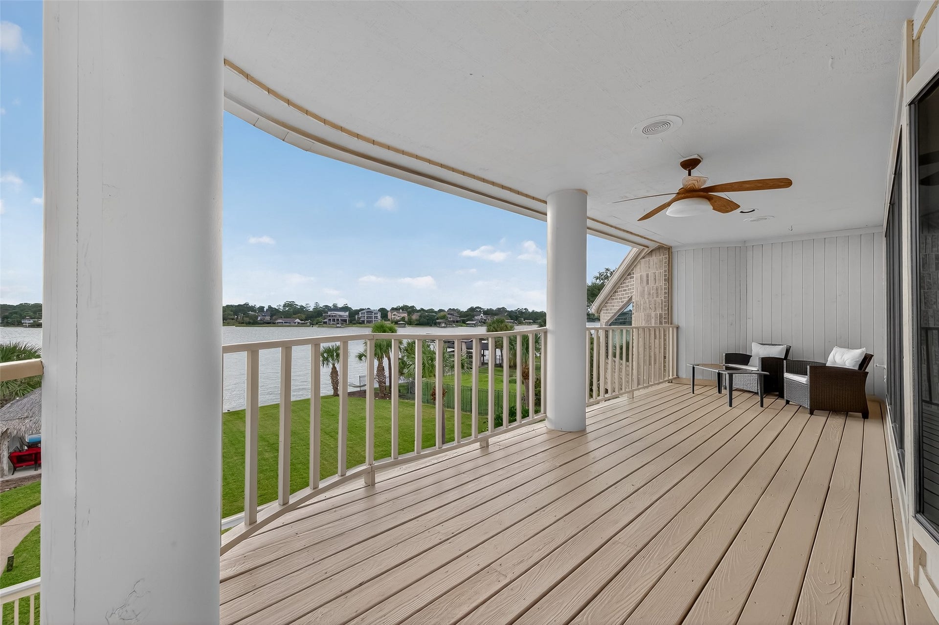 1623 Lake Arbor Drive, El Lago, TX 77586 ENJOY YOUR MORNING COFFEE ON THE SPACIOUS LAKEFRONT BALCONY OFF OF THE PRIMARY SUITE.