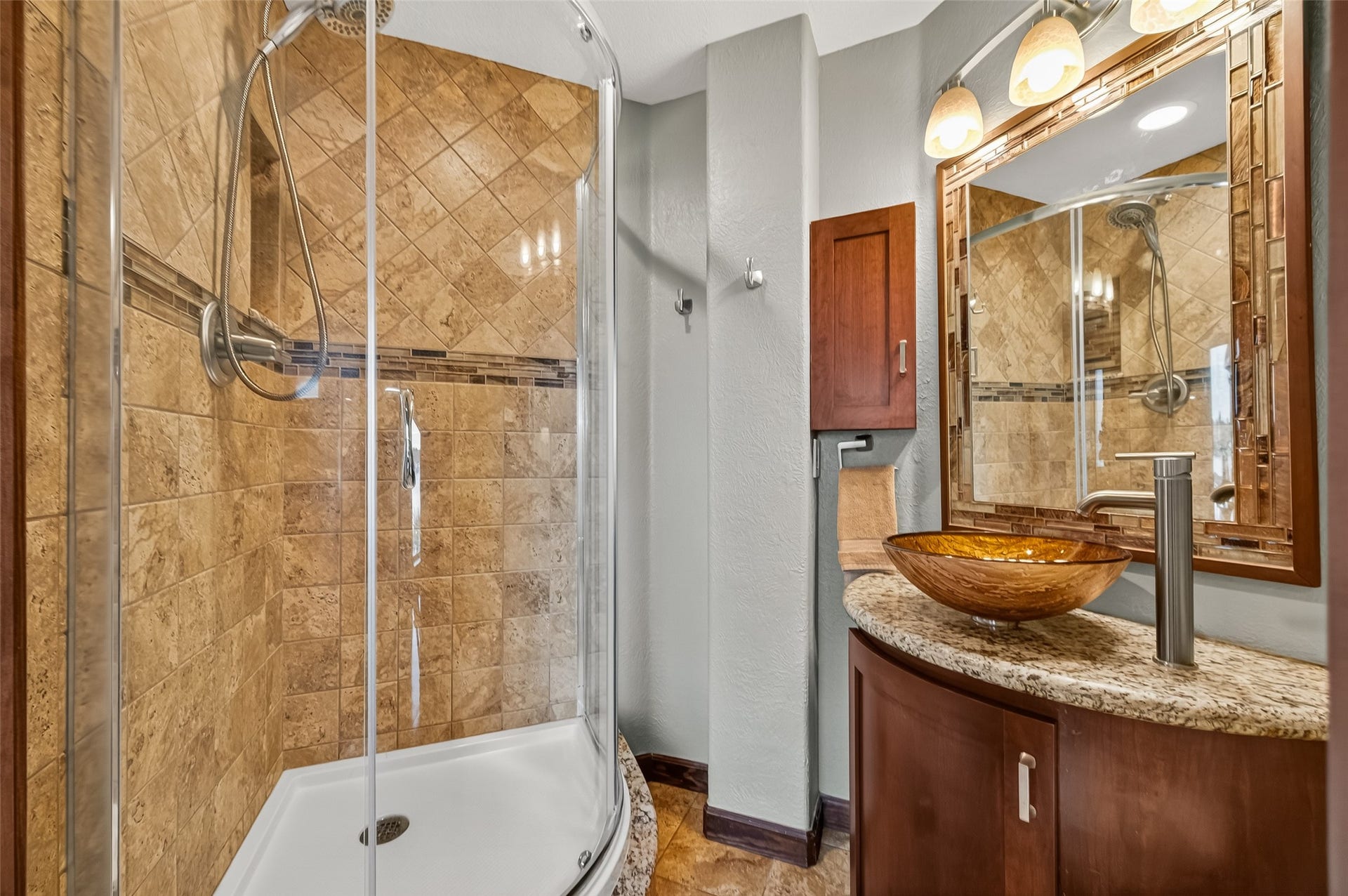 1623 Lake Arbor Drive, El Lago, TX 77586 FULL BATHROOM WITH WALK-IN SHOWER.