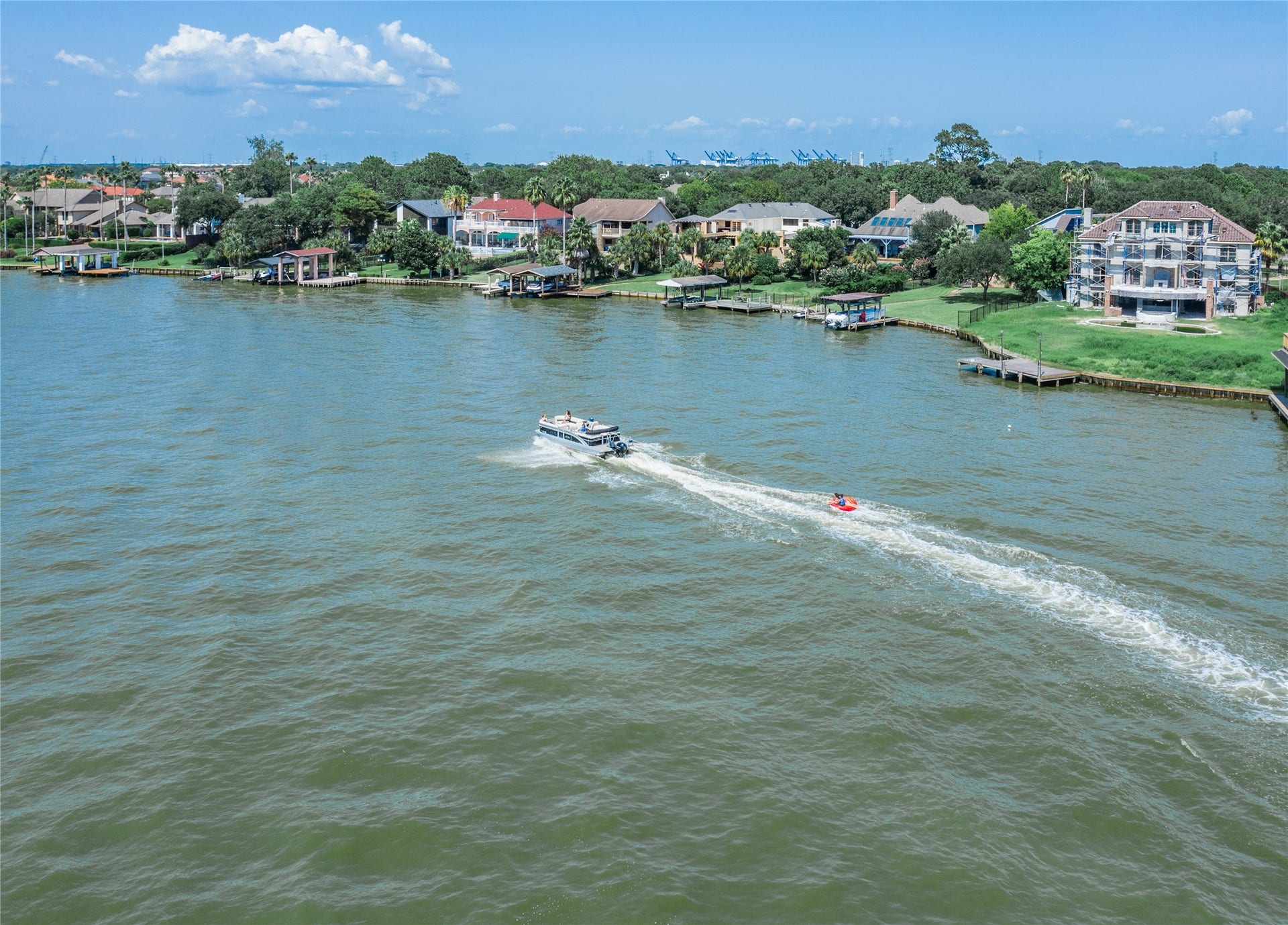 1623 Lake Arbor Drive, El Lago, TX 77586 ENJOY YOUR FAVORITE LAKEFRONT ACTIVITIES.