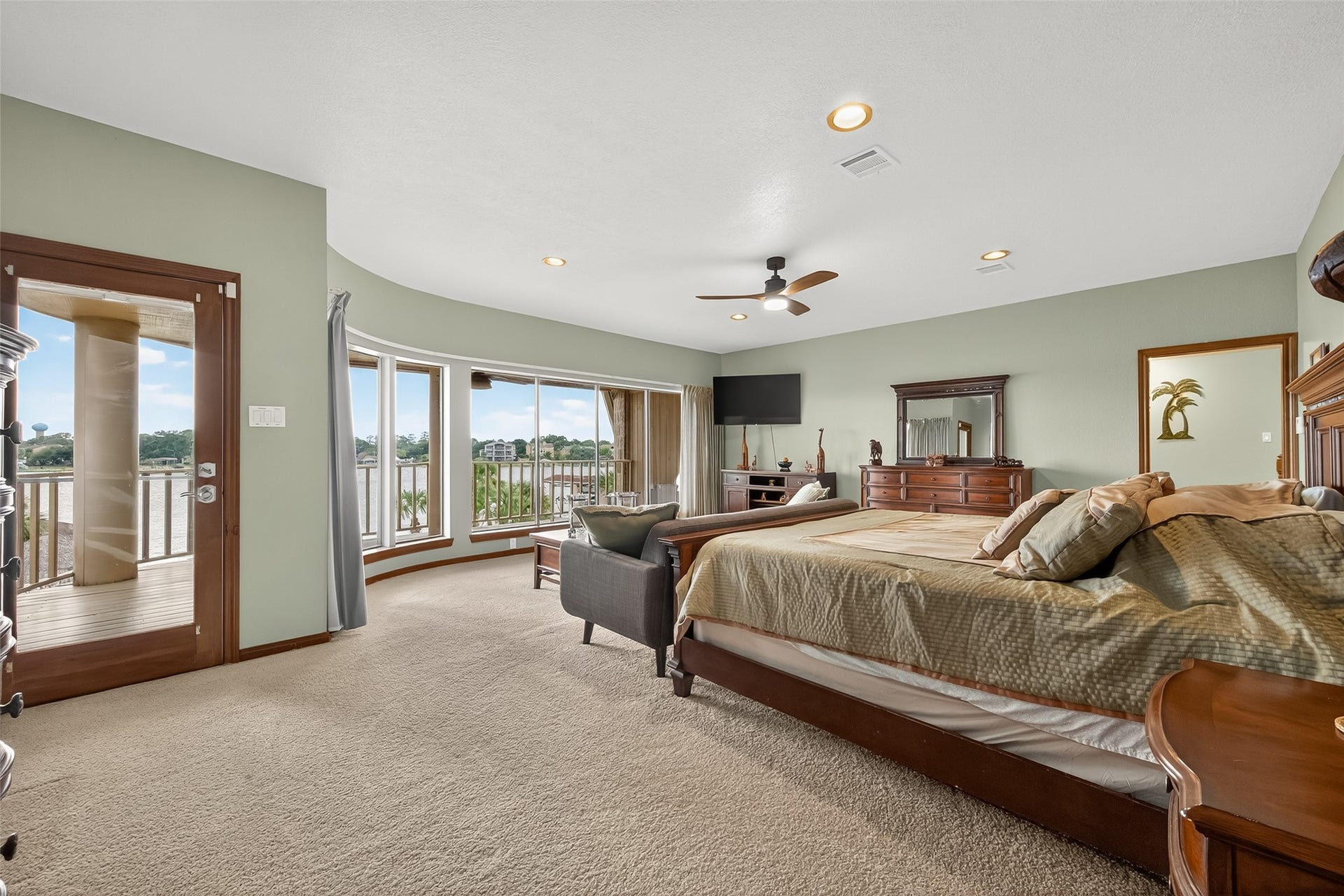 1623 Lake Arbor Drive, El Lago, TX 77586 WAKE UP TO BEAUTIFUL LAKE VIEWS AND YOUR PRIVATE BALCONY.