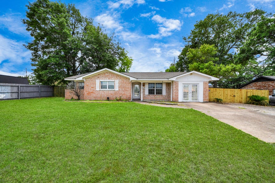 Property photo for 811 Hillcrest Drive, Conroe, TX