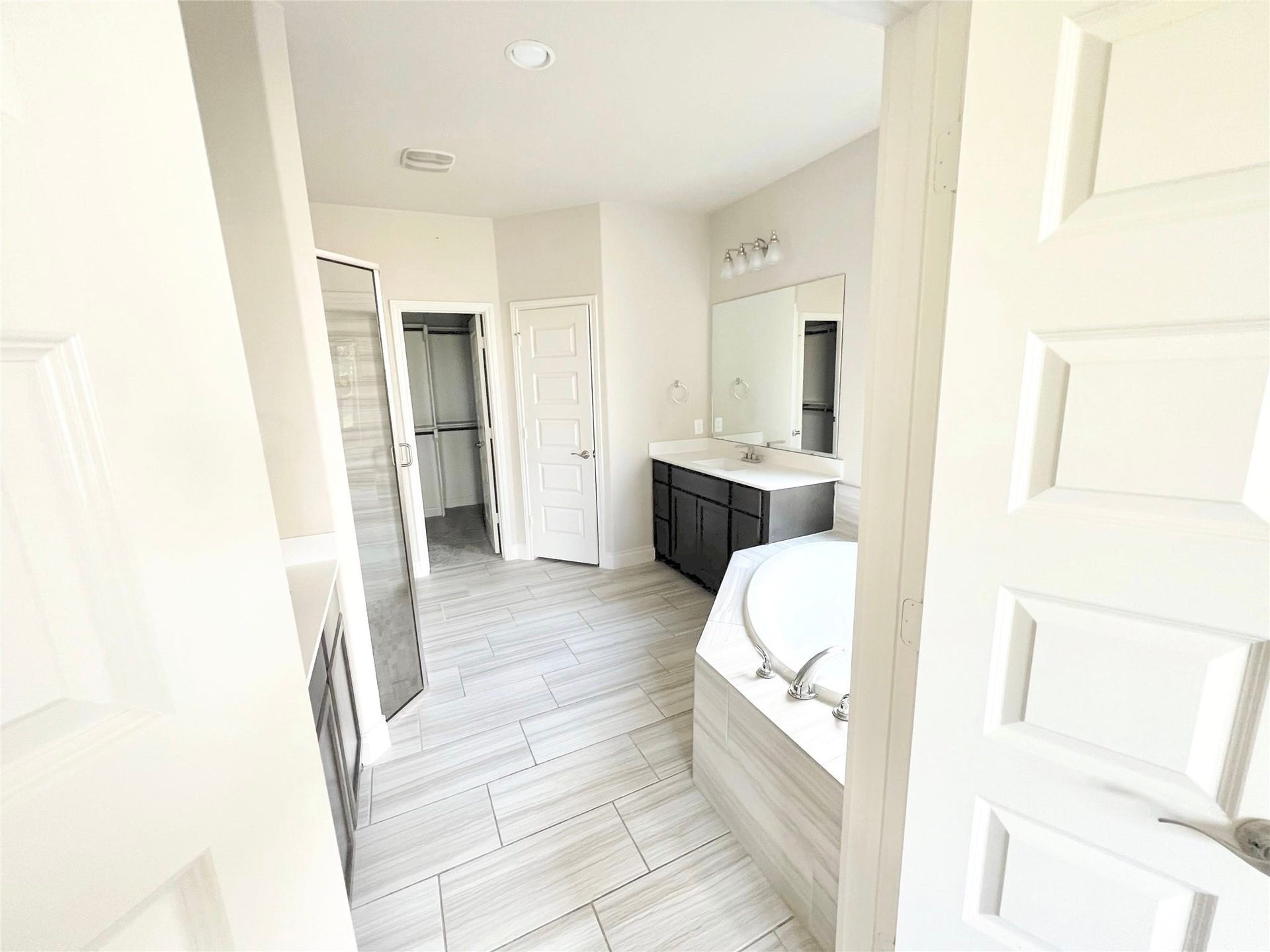 En-suite primary bathrooms