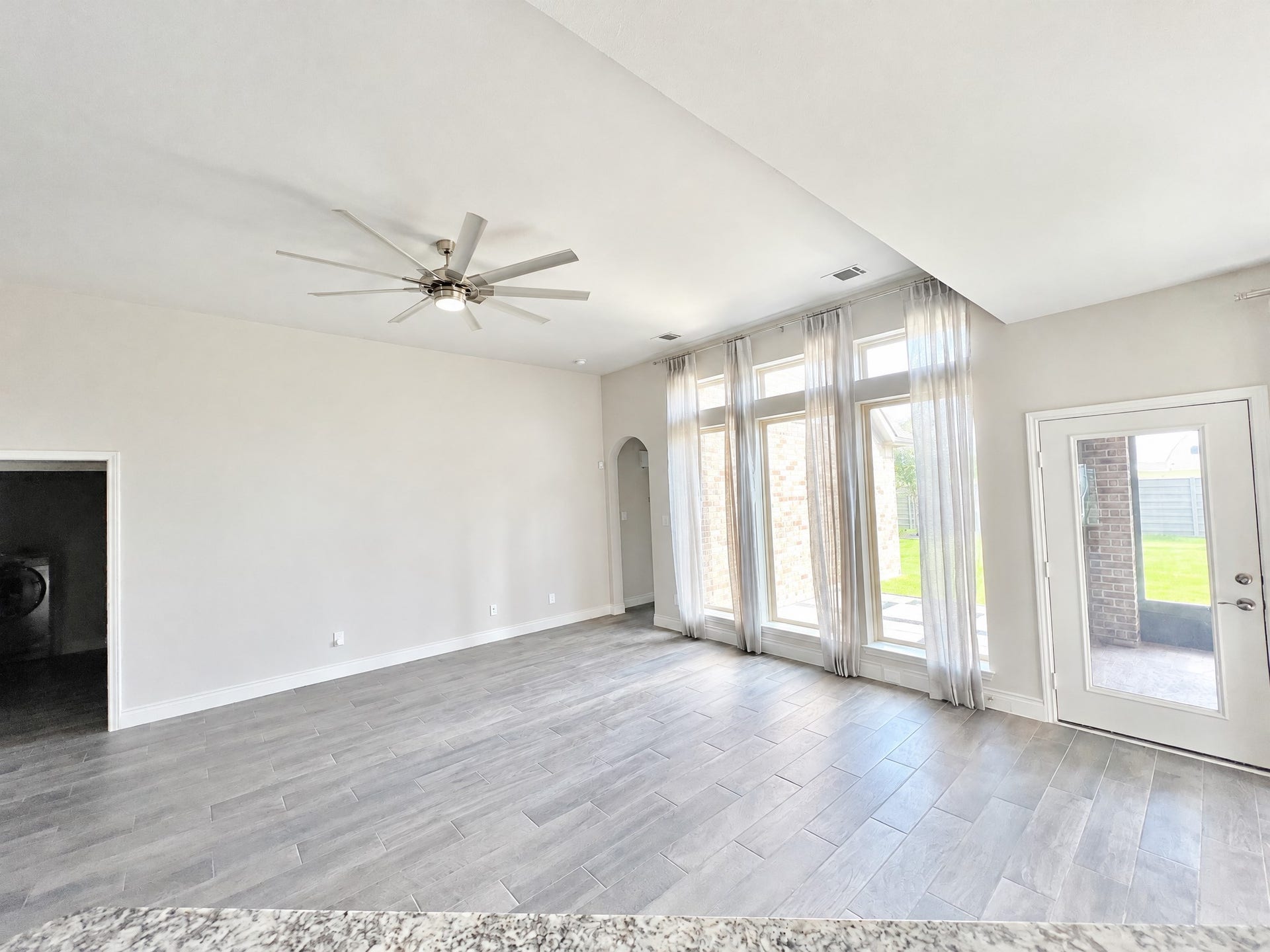 Perfect living area and eat-in kitchen large equipped with an area perfect for hosting!
