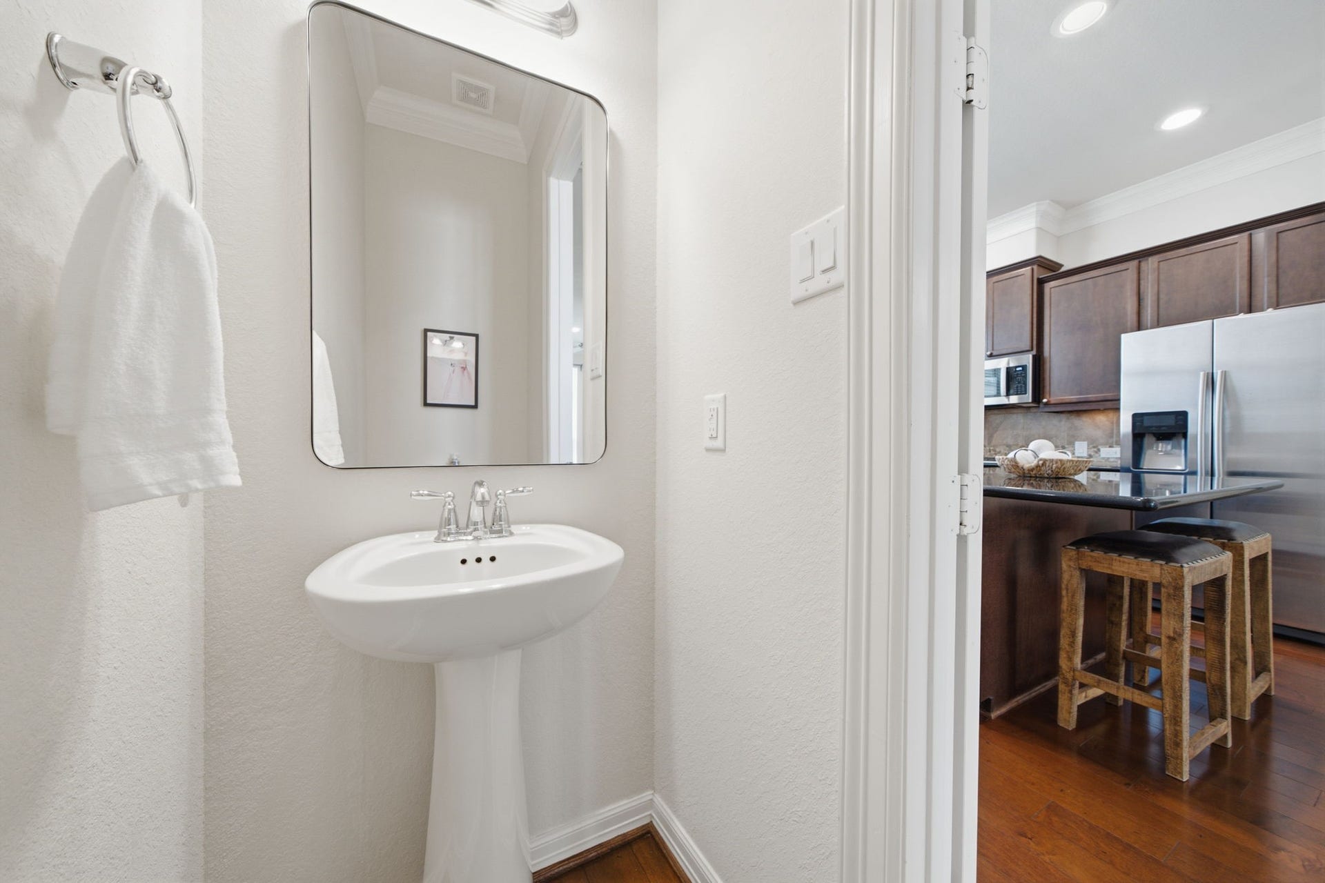 6363 Fairdale Lane, #L, Houston, TX 77057 Cute powder bath with updated mirror, pedestal sink, conveniently-located on the 2nd floor.