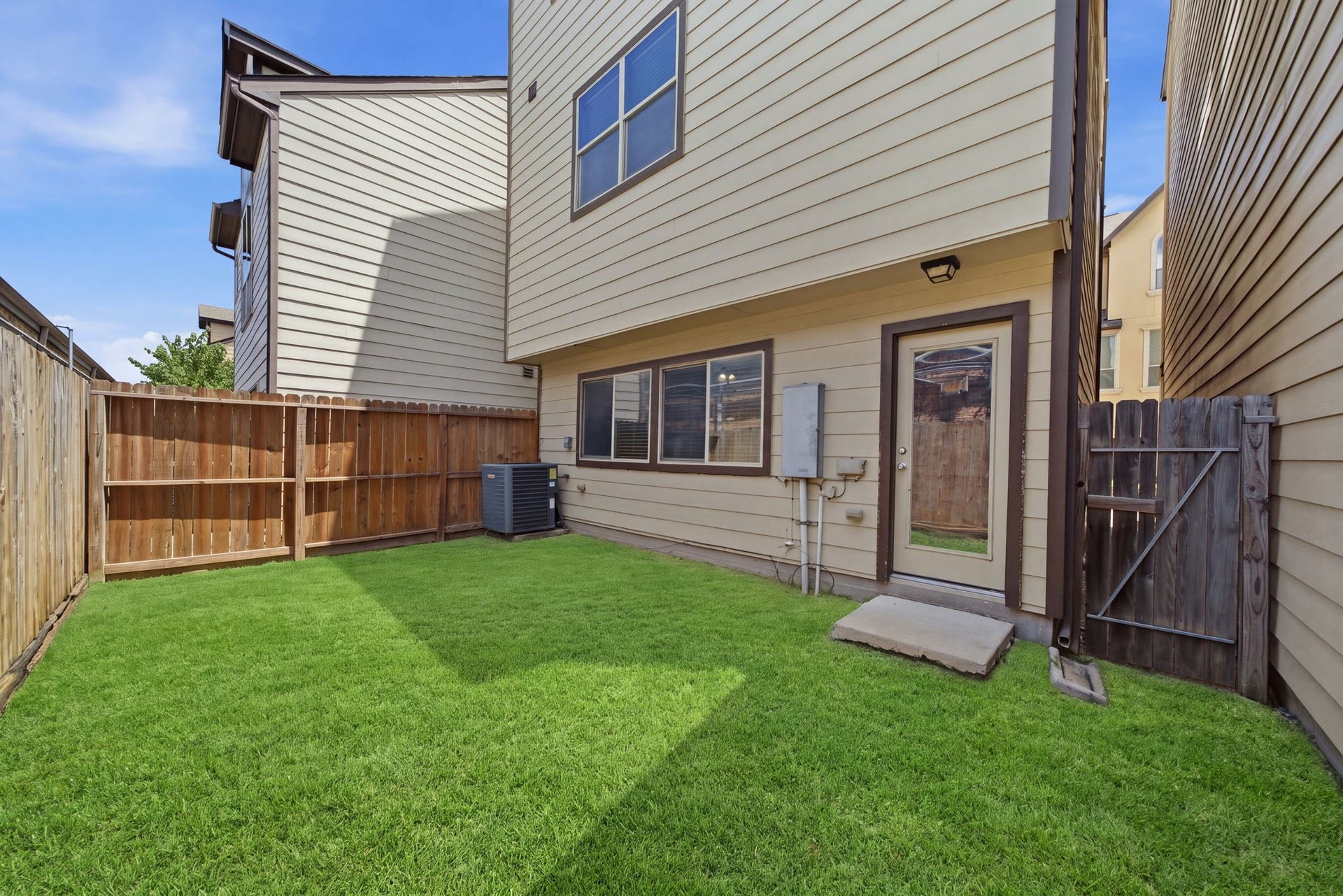 6363 Fairdale Lane, #L, Houston, TX 77057 One of few homes in the community with a full private backyard! Fully fenced and NO BACK neighbor(s)!