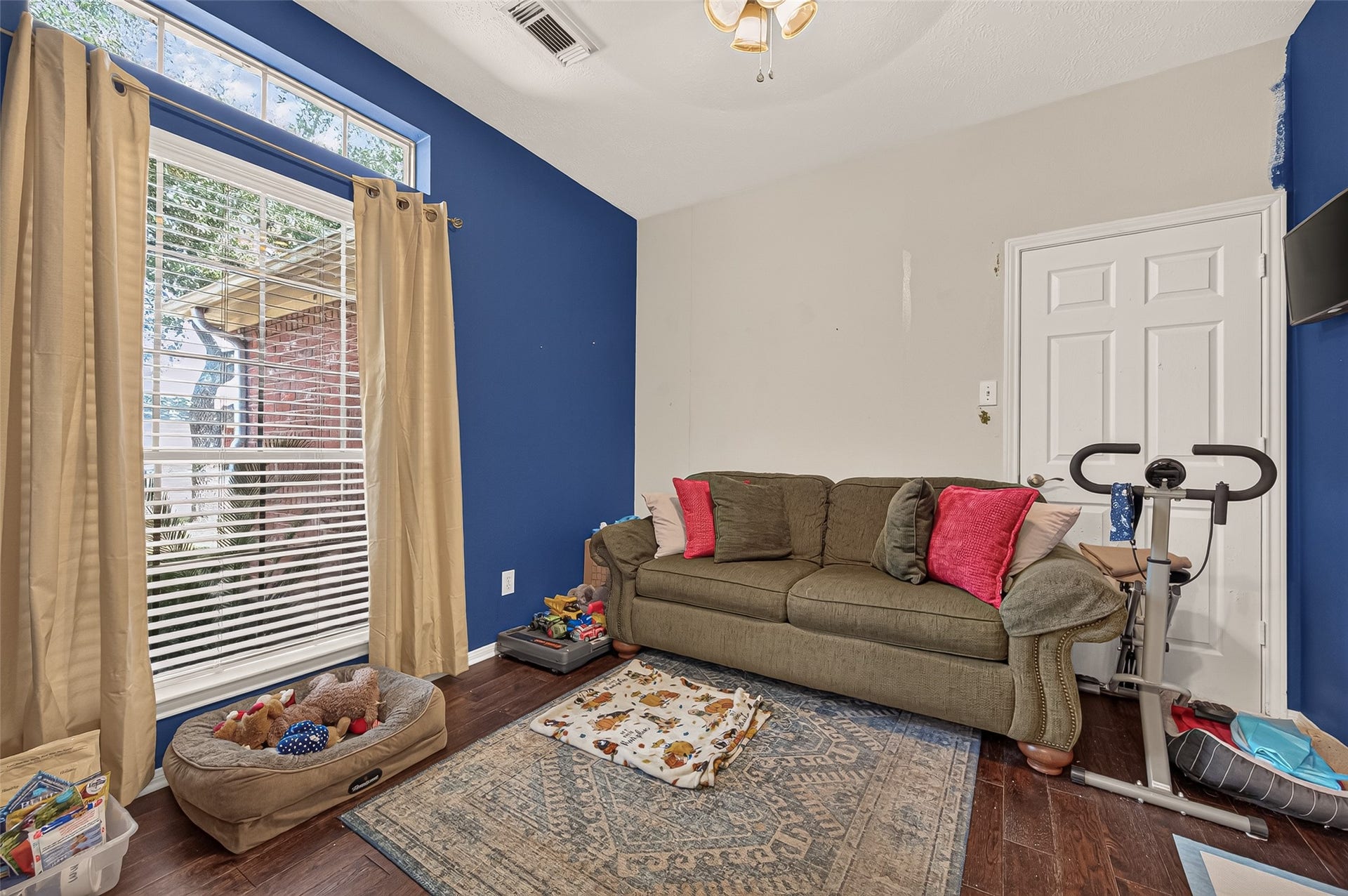 1615 Glacier Blue Drive, Fresno, TX 77545 Discover a versatile space perfect for a home office, cozy bedroom, or creative flex room, highlighted by natural light and vibrant blue accents.