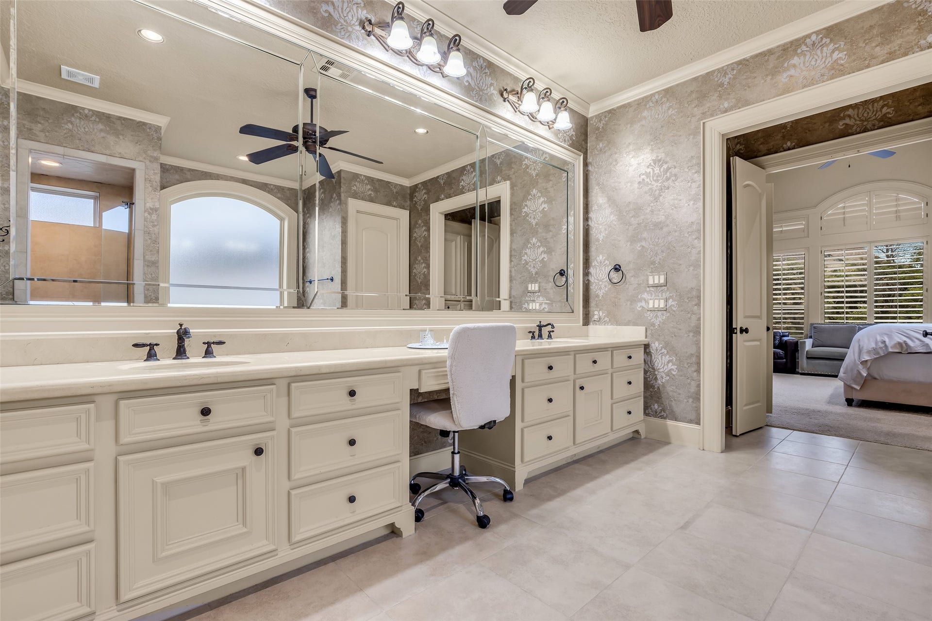 75 S Player Crest Circle, The Woodlands, TX 77382 Roomy Master Bath with His and Hers Sinks and Make-up Area