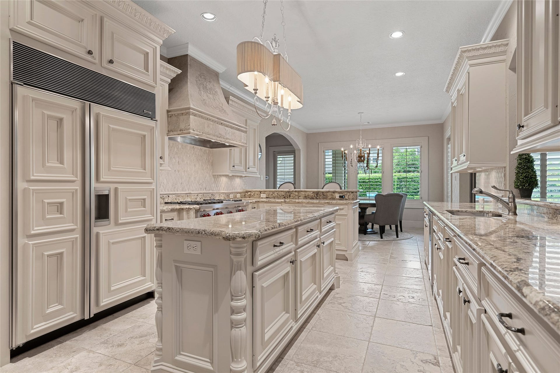 75 S Player Crest Circle, The Woodlands, TX 77382 Huge Built-in Fridge and Gourmet Gas Cooktop