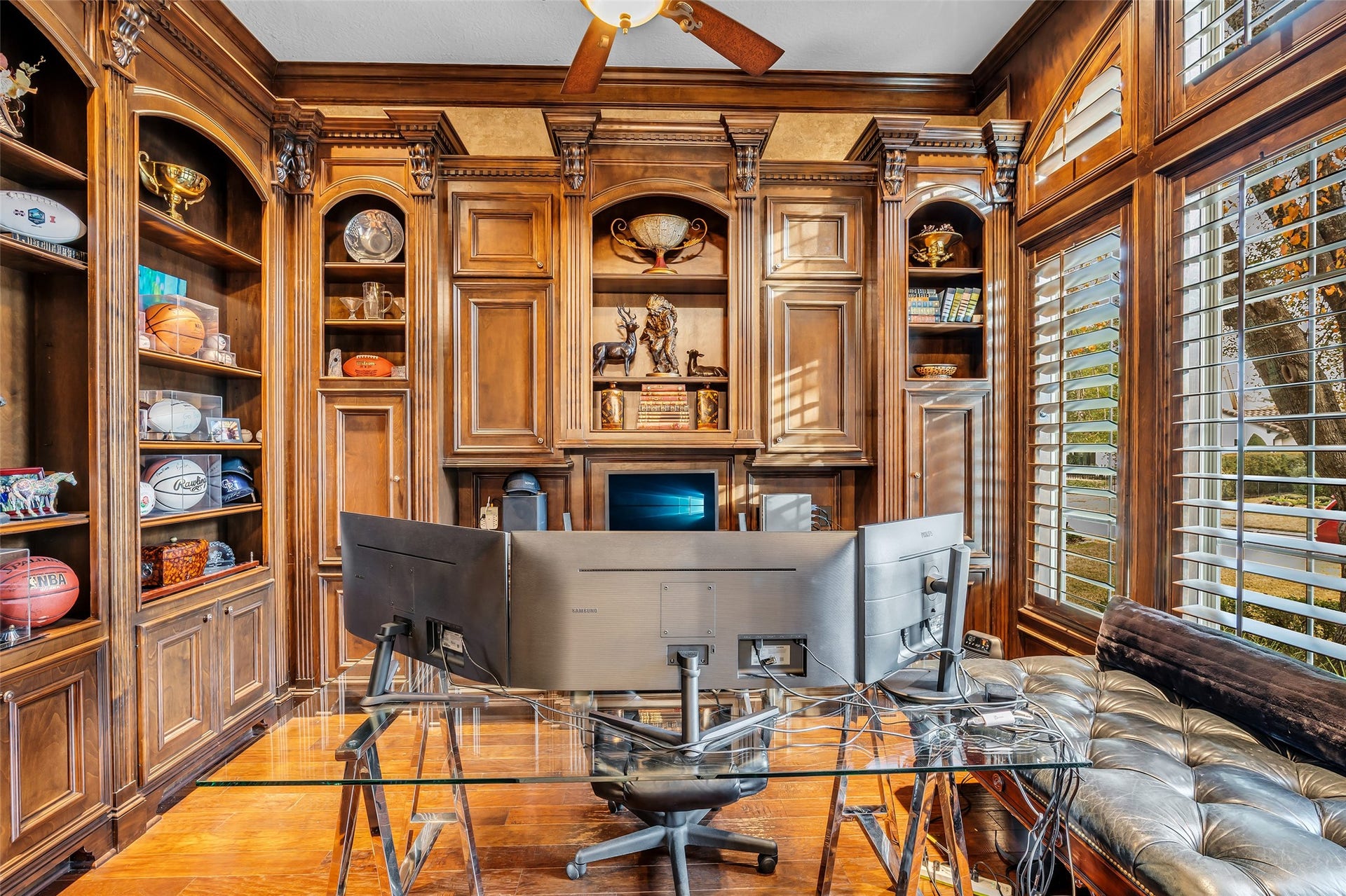 75 S Player Crest Circle, The Woodlands, TX 77382 Executive Class Study with Built-ins