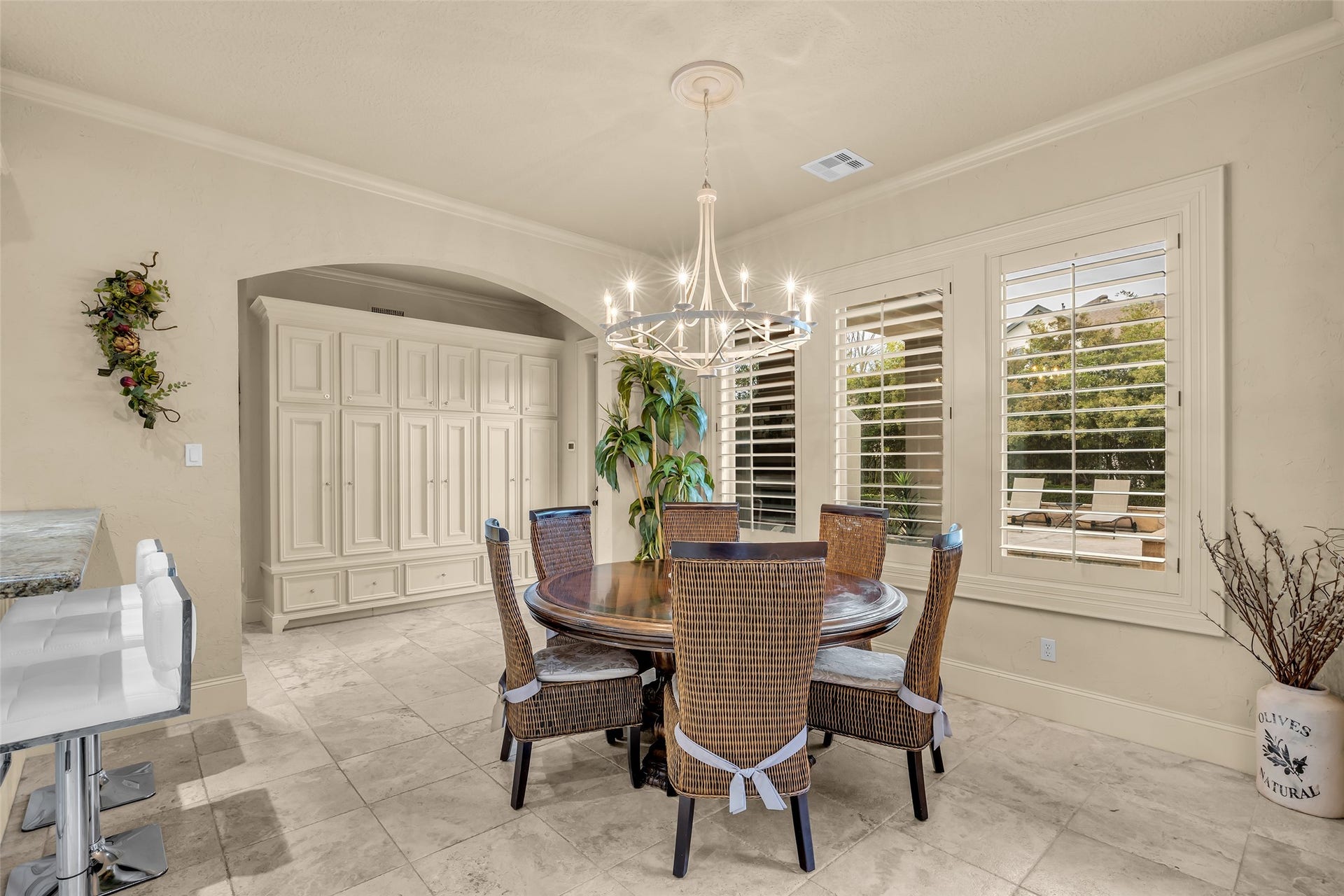 75 S Player Crest Circle, The Woodlands, TX 77382 Light and Bright Breakfast Room with Relaxing Views