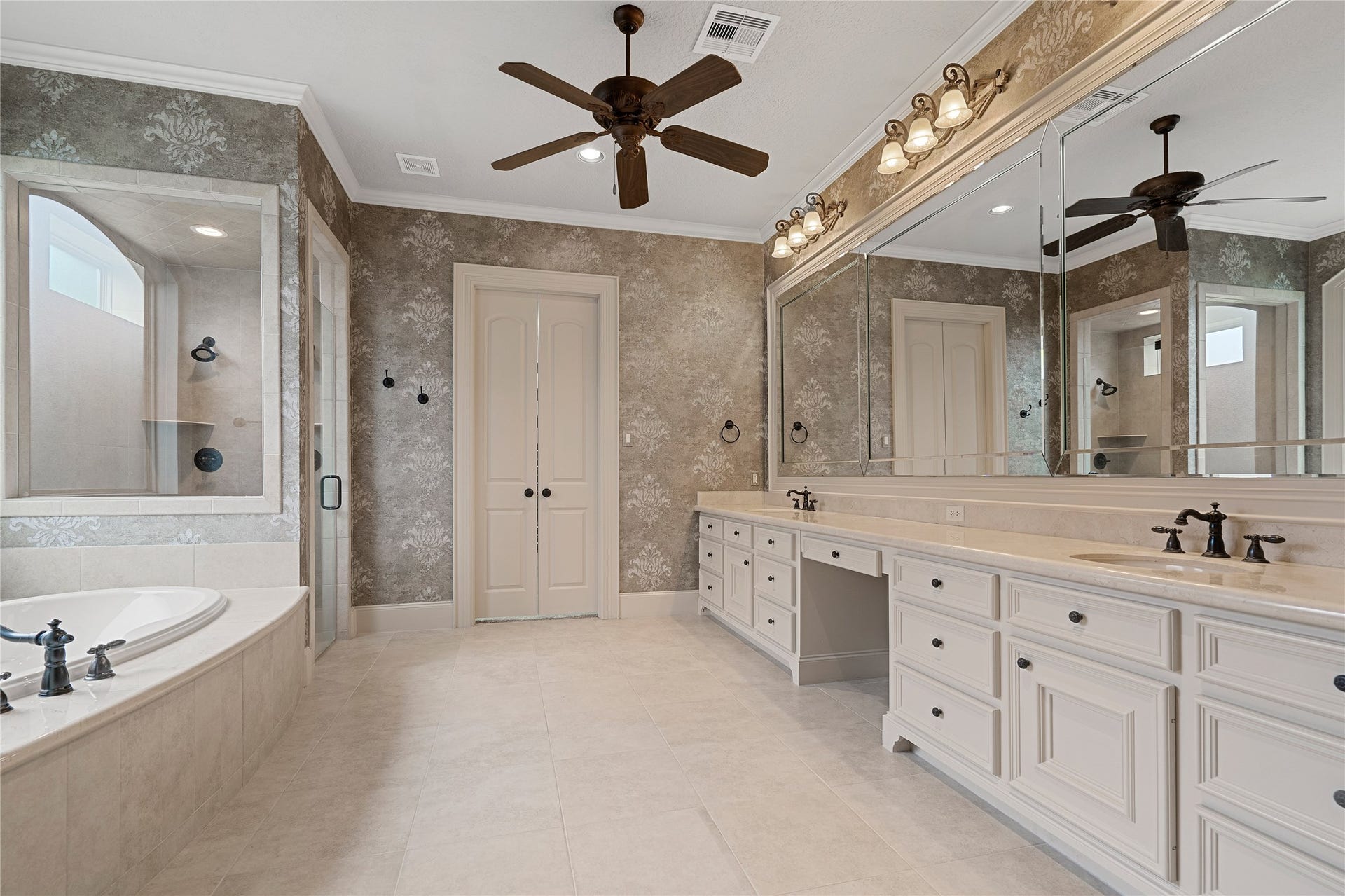 75 S Player Crest Circle, The Woodlands, TX 77382 Roomy Master Bath Oversize Garden Tub and Spacious Separate Shower