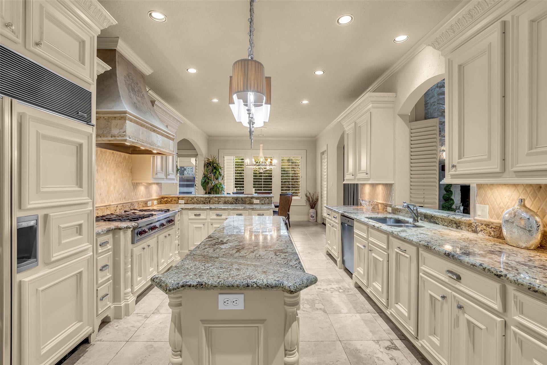 75 S Player Crest Circle, The Woodlands, TX 77382 Highend Granite, Tons of Cabinet Space and Double Ovens
