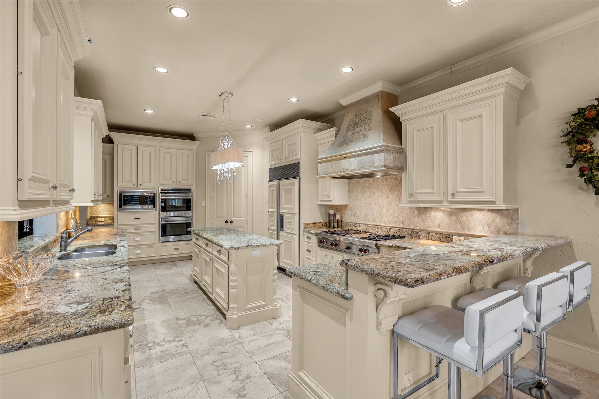 75 S Player Crest Circle, The Woodlands, TX 77382 Chefs Kitchen made for Entertaining.