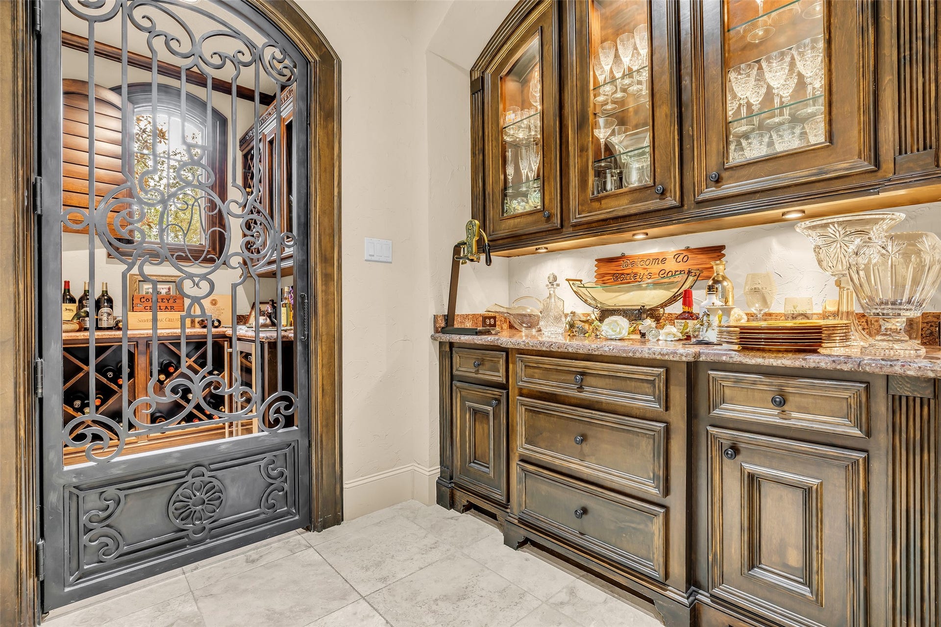75 S Player Crest Circle, The Woodlands, TX 77382 Awesome Butlers Pantry with Wine Grotto