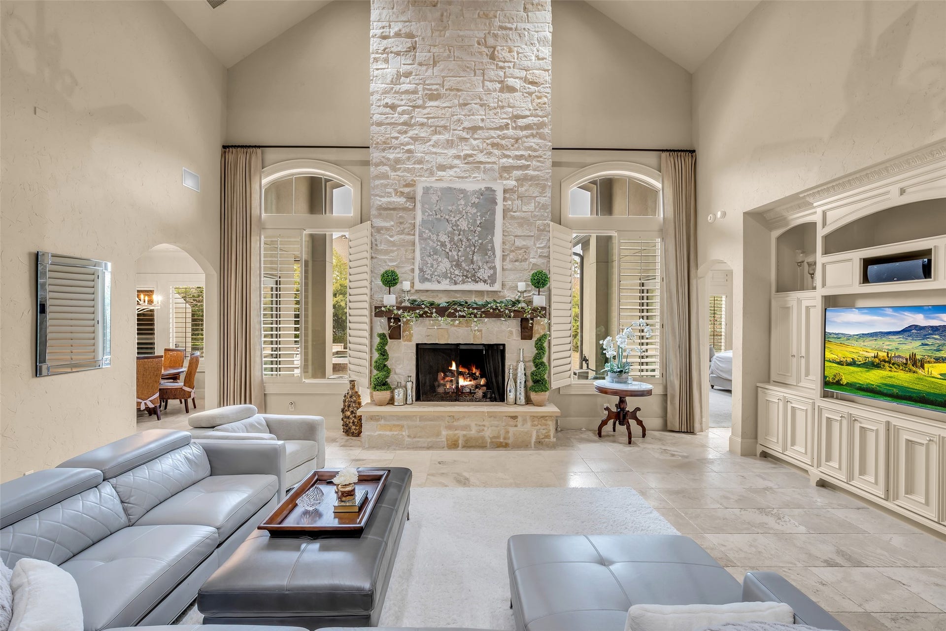 75 S Player Crest Circle, The Woodlands, TX 77382 Just look at this impressive Family Room