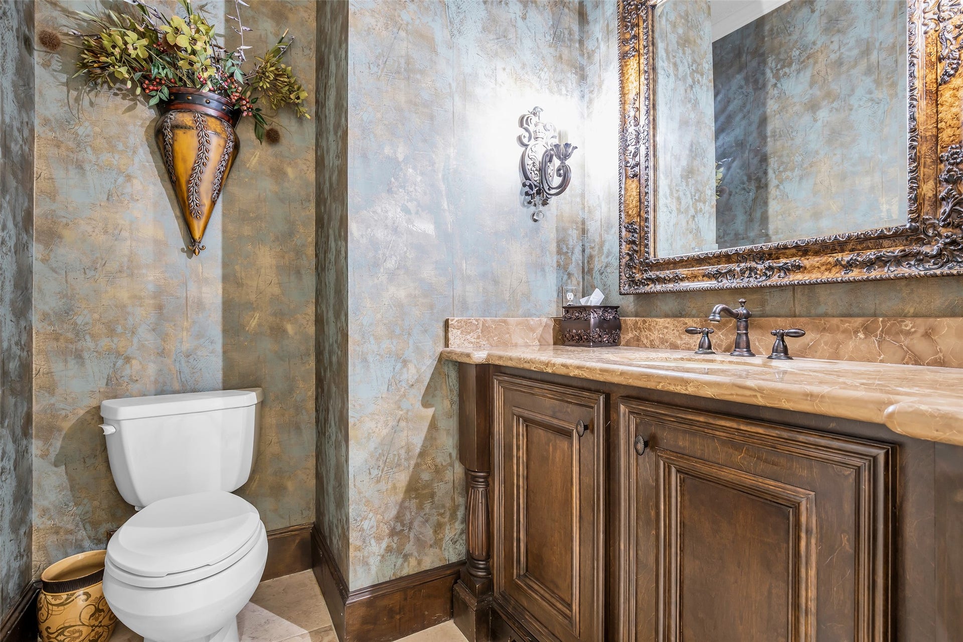 75 S Player Crest Circle, The Woodlands, TX 77382 Designer Powder Room Downstairs