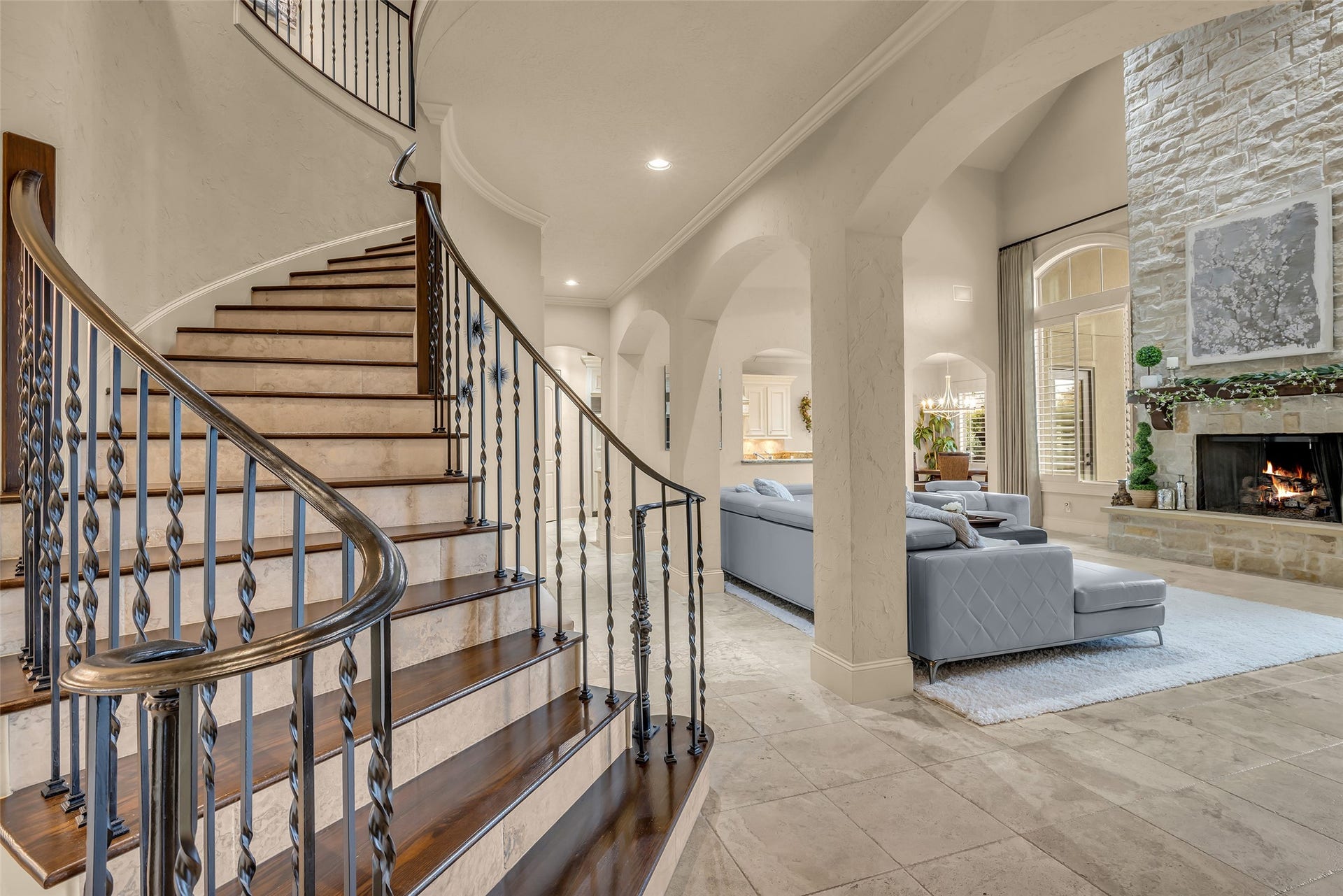 75 S Player Crest Circle, The Woodlands, TX 77382 Beautiful Sweeping Stairway