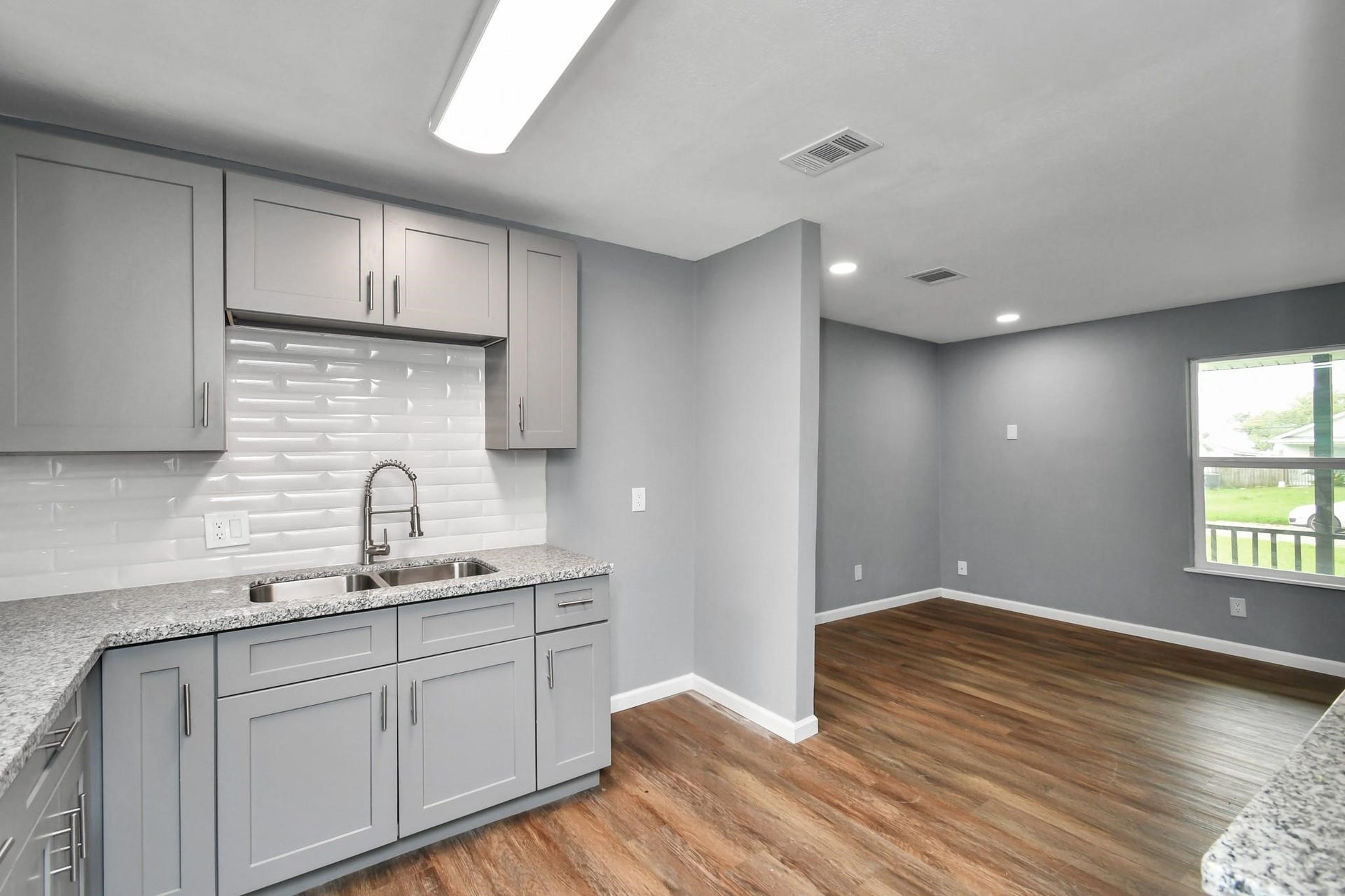 1534 Wayside Drive, Texas City, TX 77590 Stylish kitchen with Tile Backsplash