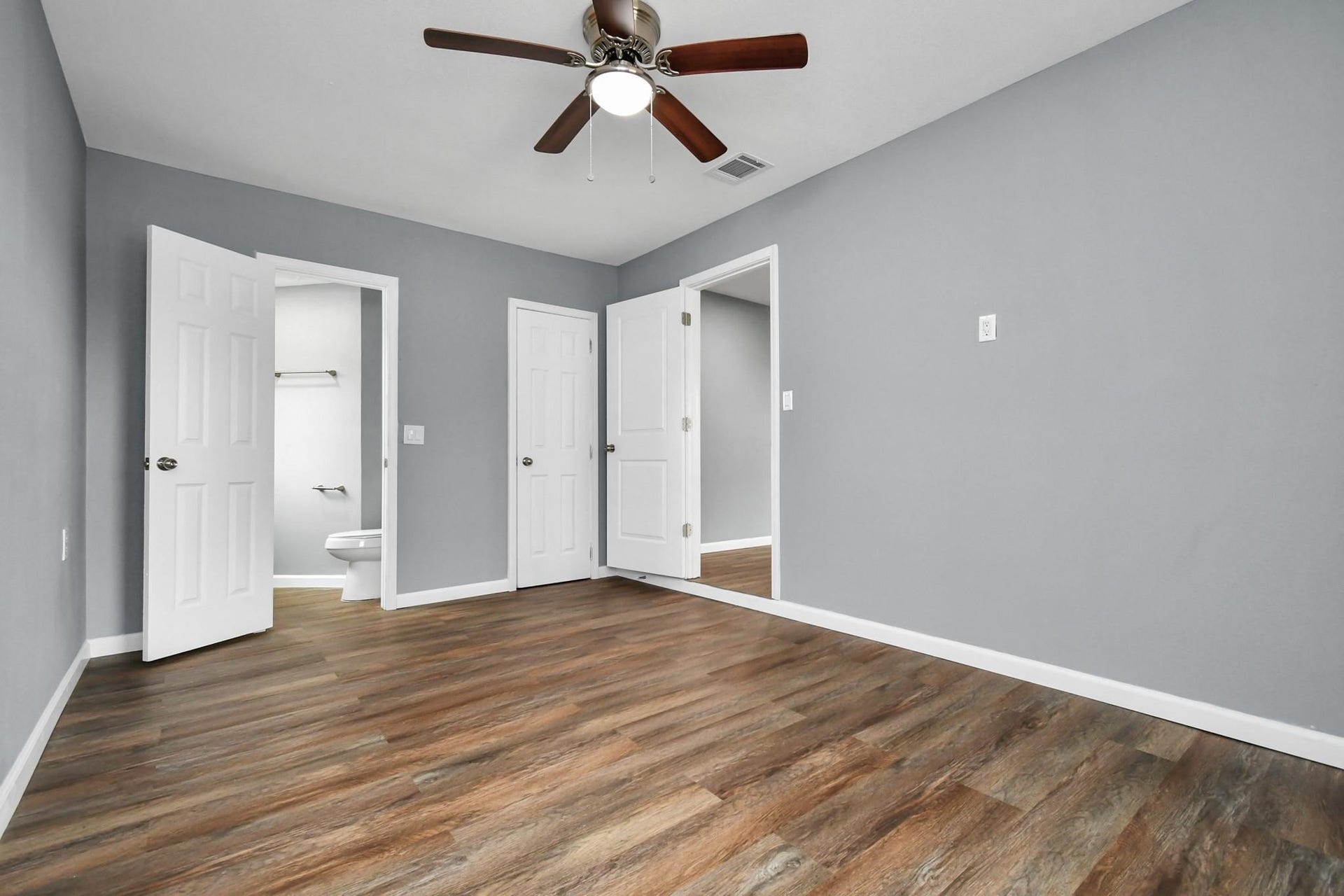 1534 Wayside Drive, Texas City, TX 77590 Primary Bedroom and Bath