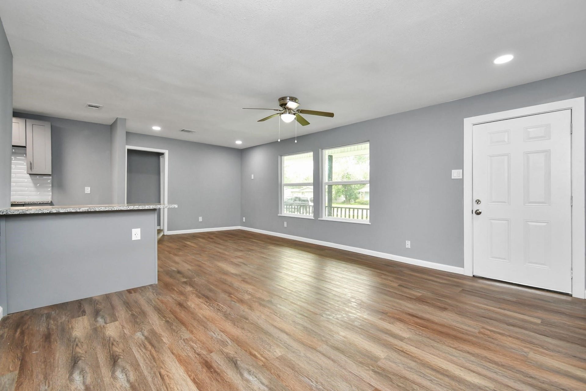 1534 Wayside Drive, Texas City, TX 77590 Living/Dining Area