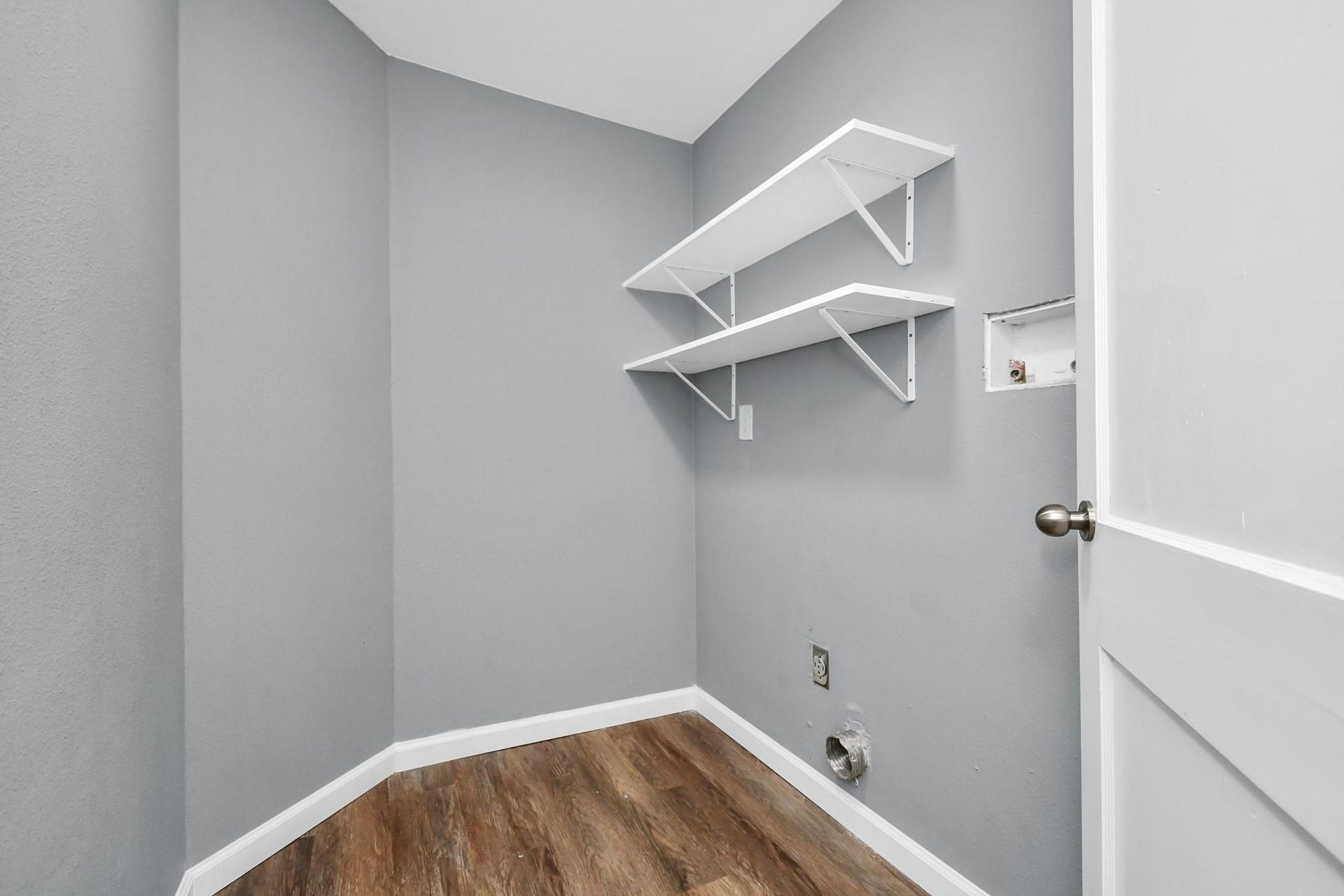 1534 Wayside Drive, Texas City, TX 77590 Indoor Laundry Room
