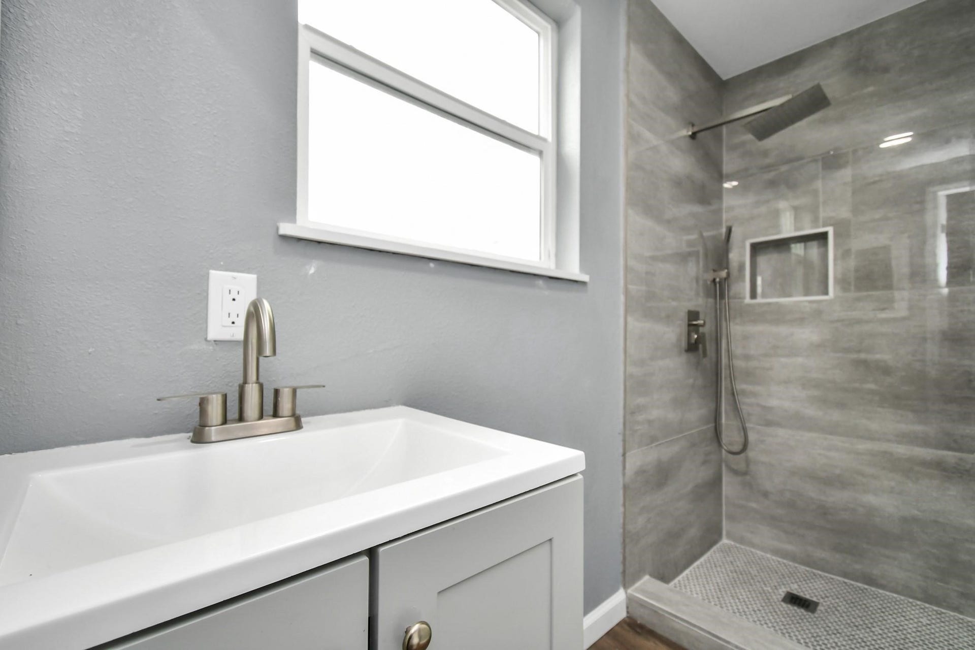 1534 Wayside Drive, Texas City, TX 77590 Primary Bath