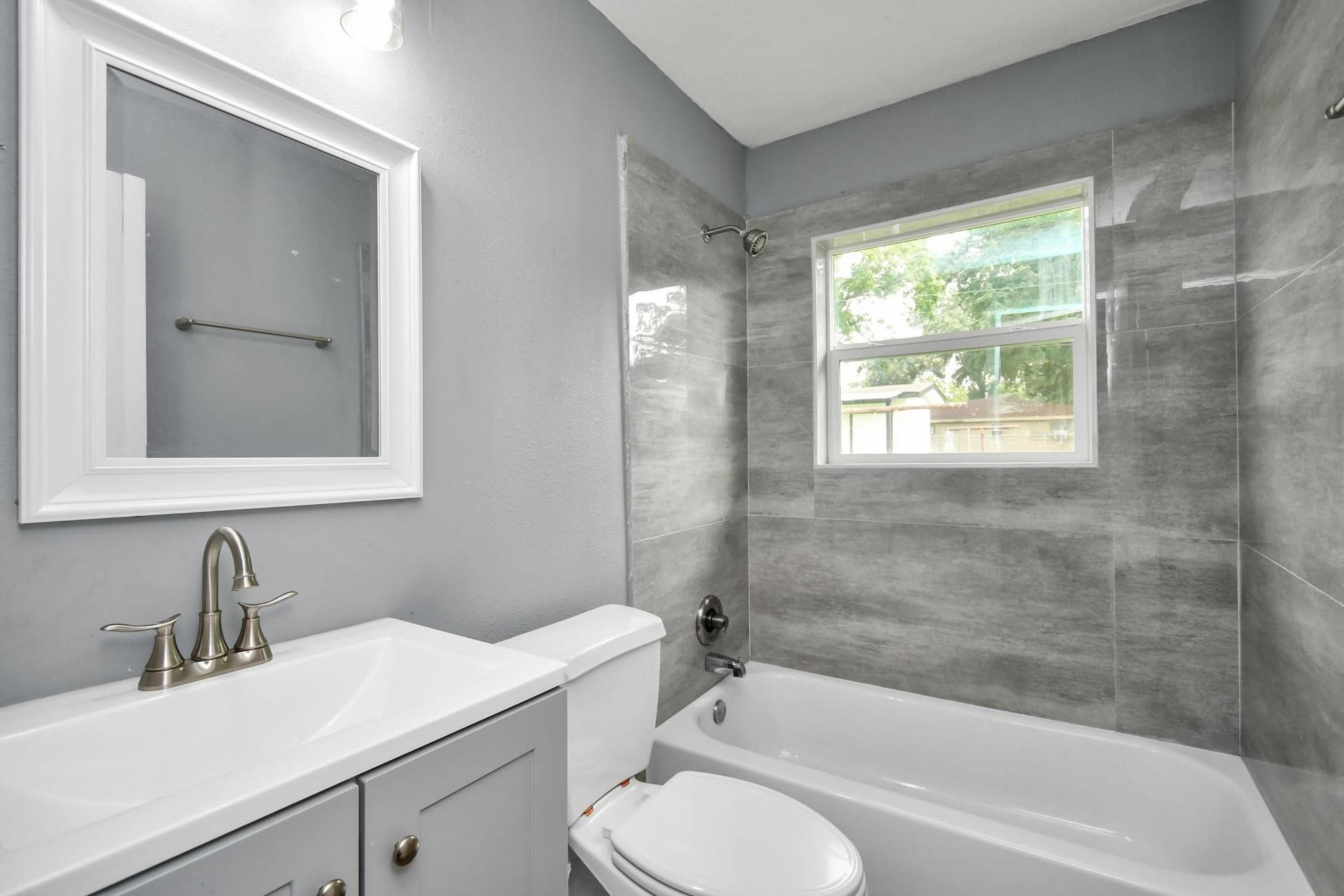 1534 Wayside Drive, Texas City, TX 77590 Main Bath