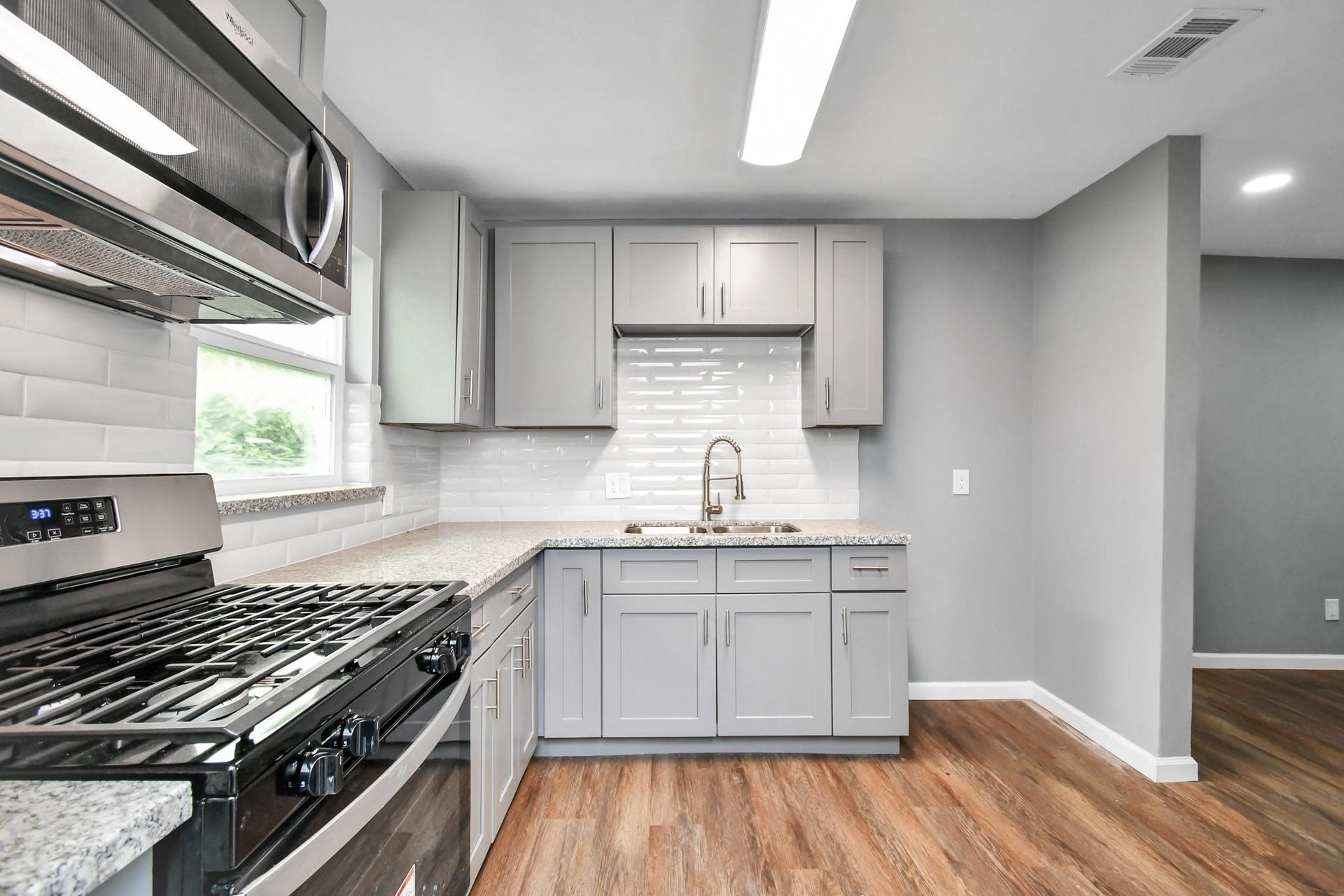 1534 Wayside Drive, Texas City, TX 77590 Stainless Steel Gas Range and Microwave