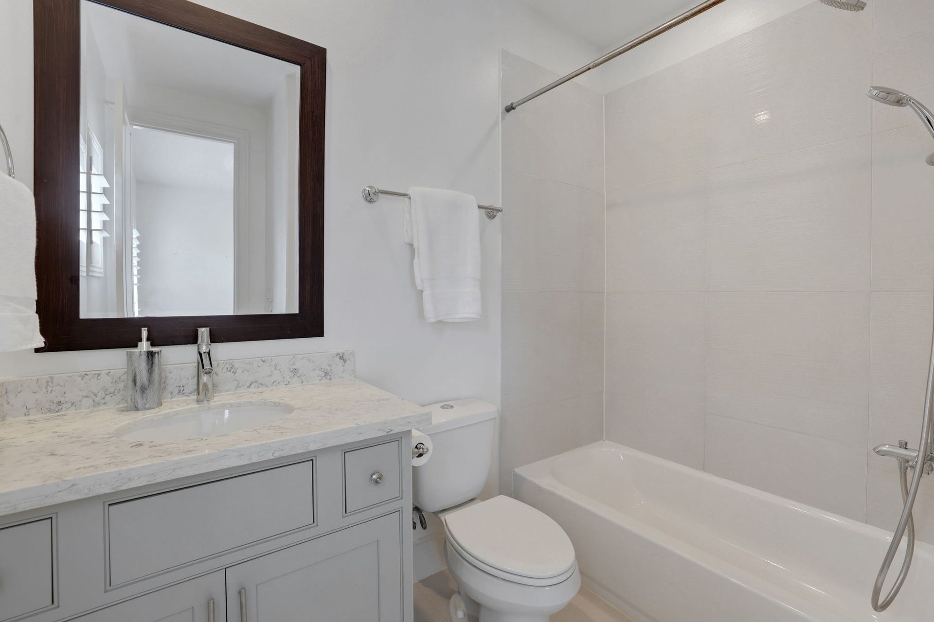 4045 Leeland Street, Houston, TX 77023 Secondary bathroom ensuite upstairs