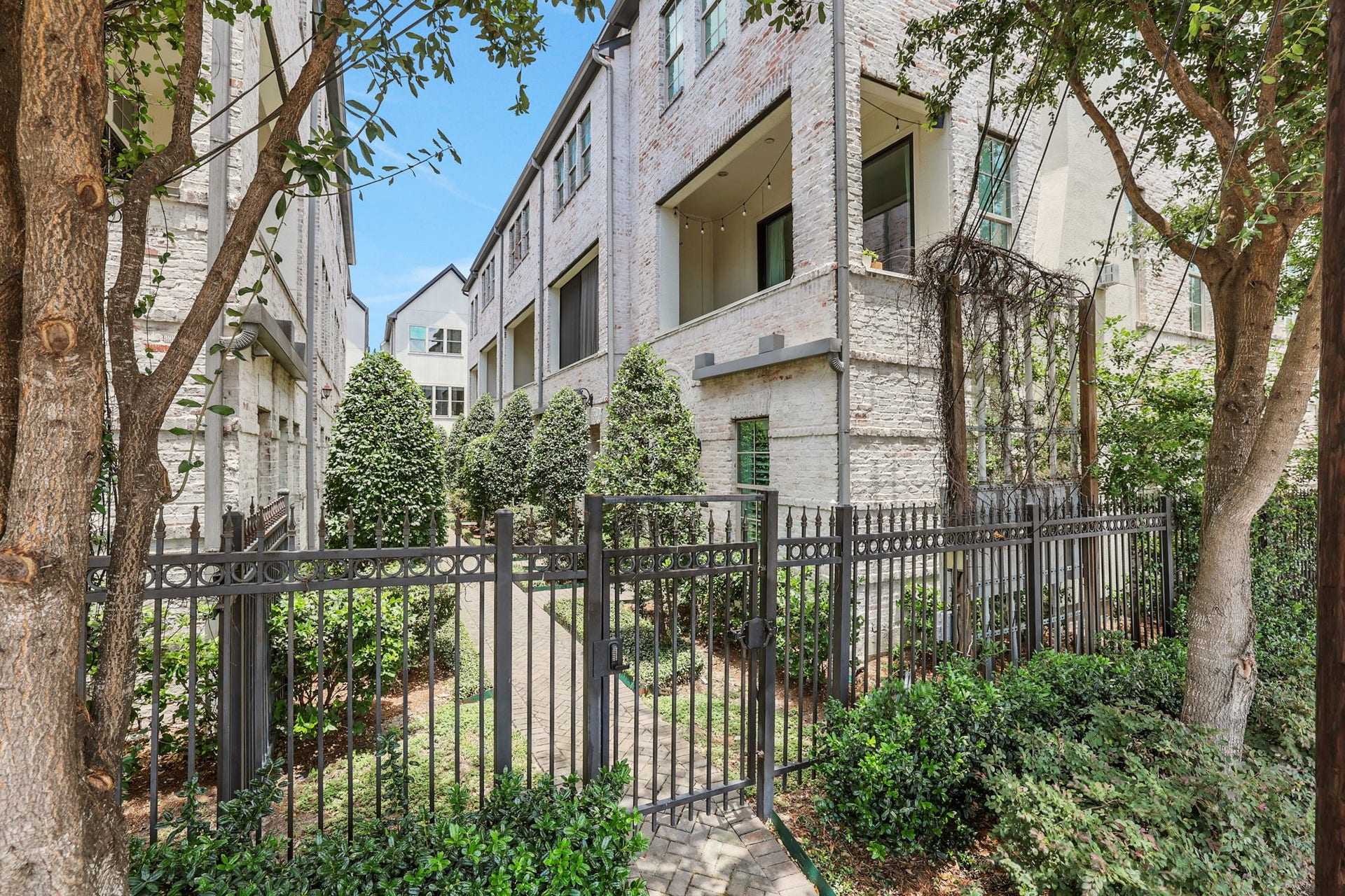4045 Leeland Street, Houston, TX 77023 Stunning entry to your new home!