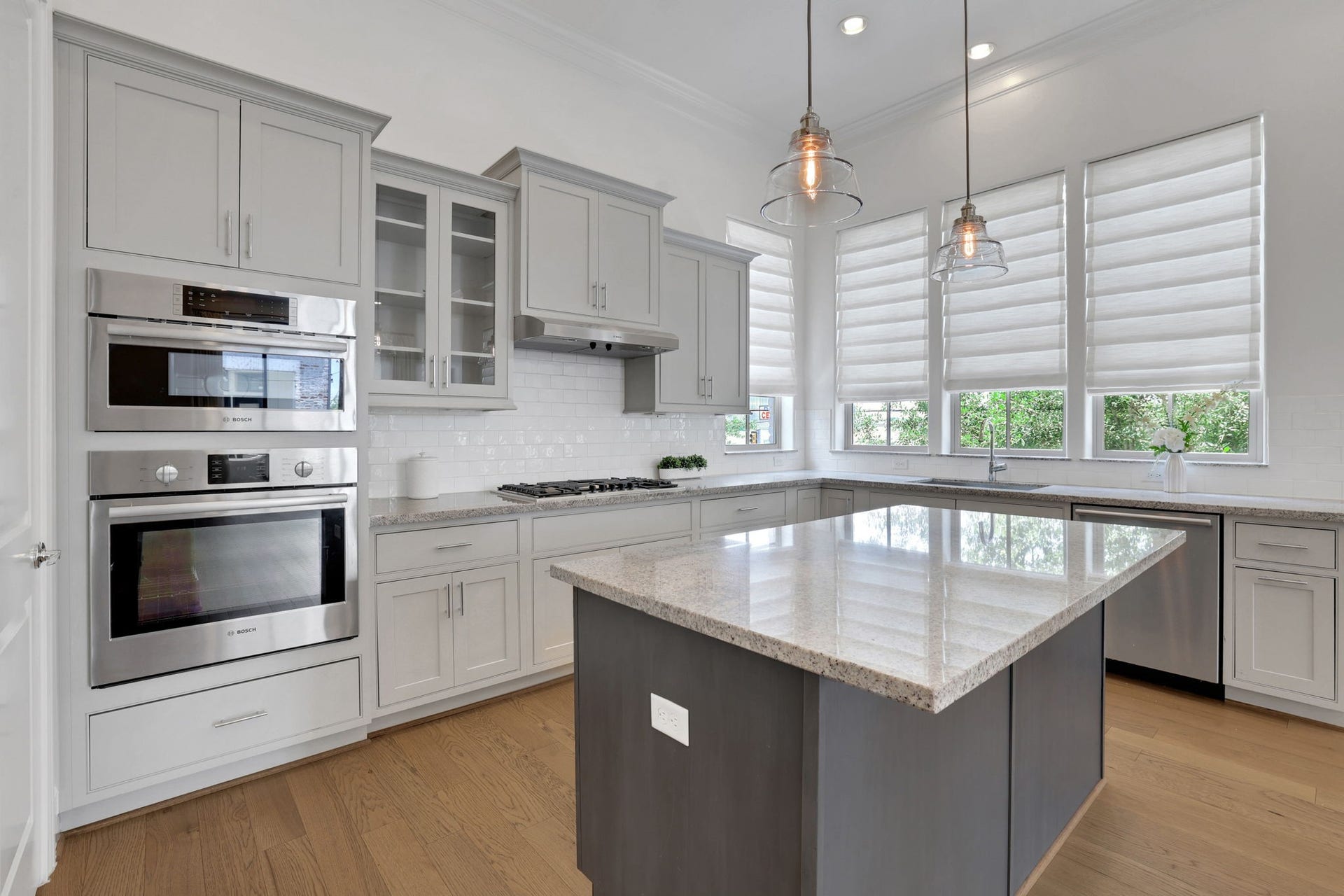 4045 Leeland Street, Houston, TX 77023 The kitchen boasts stylish design details