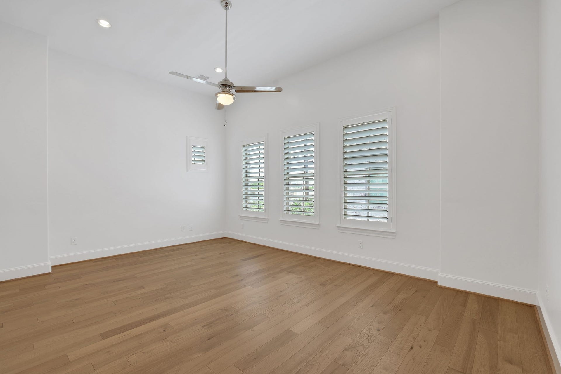 4045 Leeland Street, Houston, TX 77023 Primary bedroom